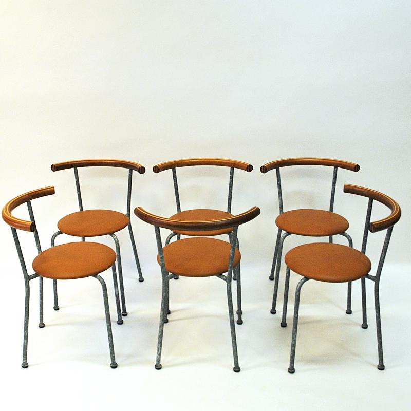 Classic and elegant dining stools mod S600 with cognac brown round upholstered leather seats and lovely shaped legs and back of galvanized steel, designed by Jerry Hellström, Klaesson Möbelfabrik, Fjugesta, Sweden, 1988. Lovely rounded half circle