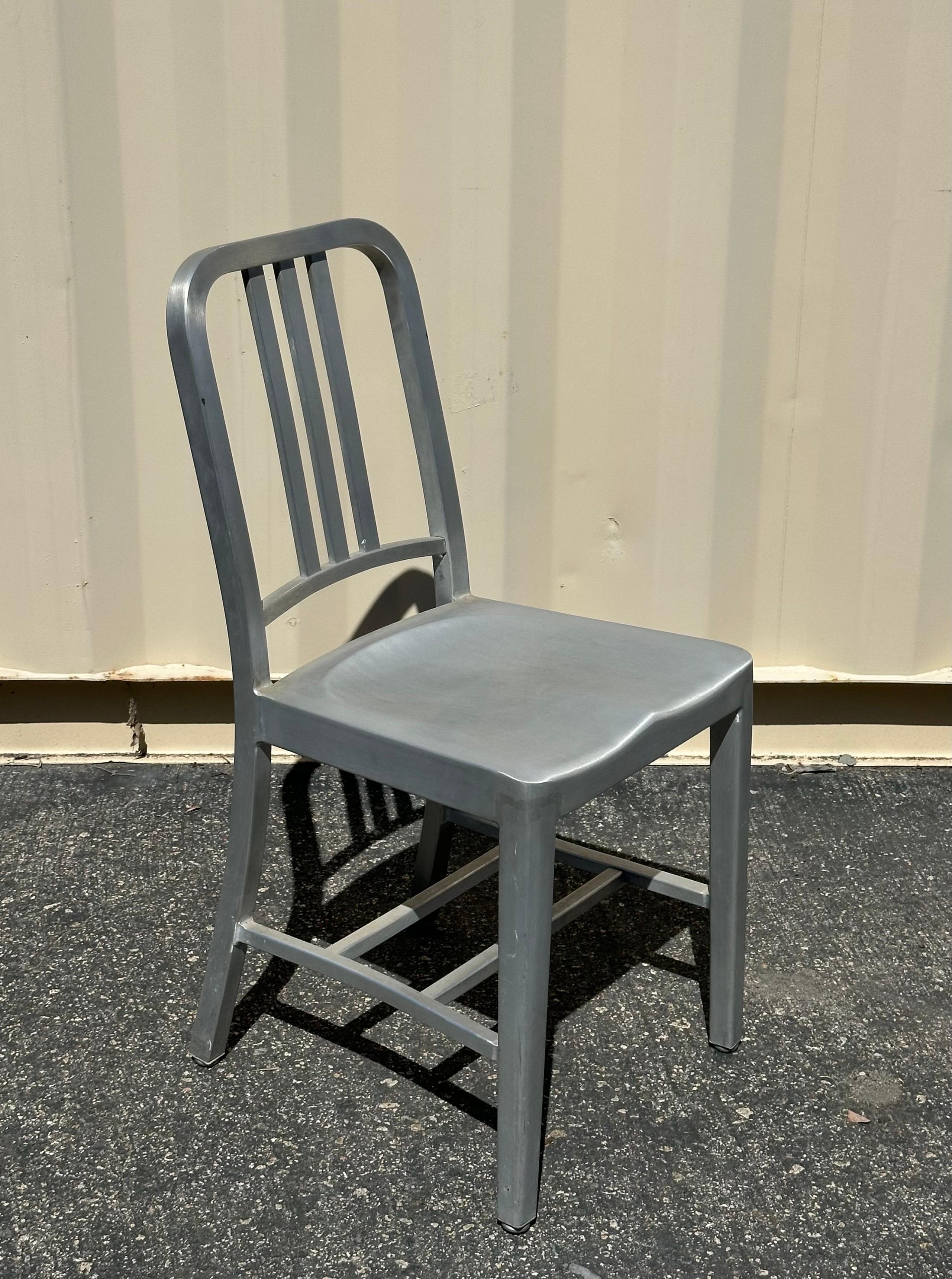 Ensemble de six chaises « Navy » n°111 en aluminium brossé  par Emeco avec coussin en vente 2