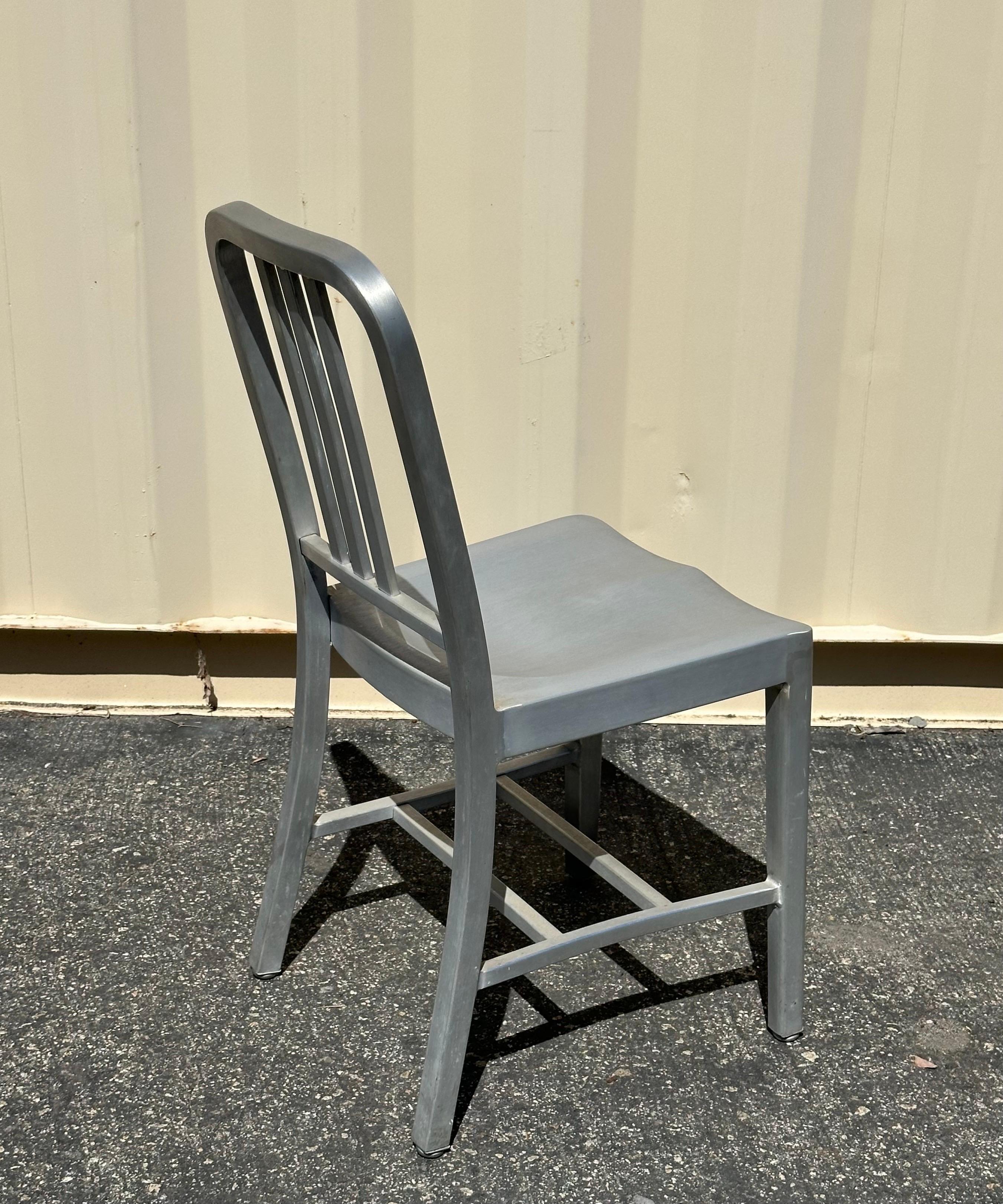 Ensemble de six chaises « Navy » n°111 en aluminium brossé  par Emeco avec coussin en vente 3