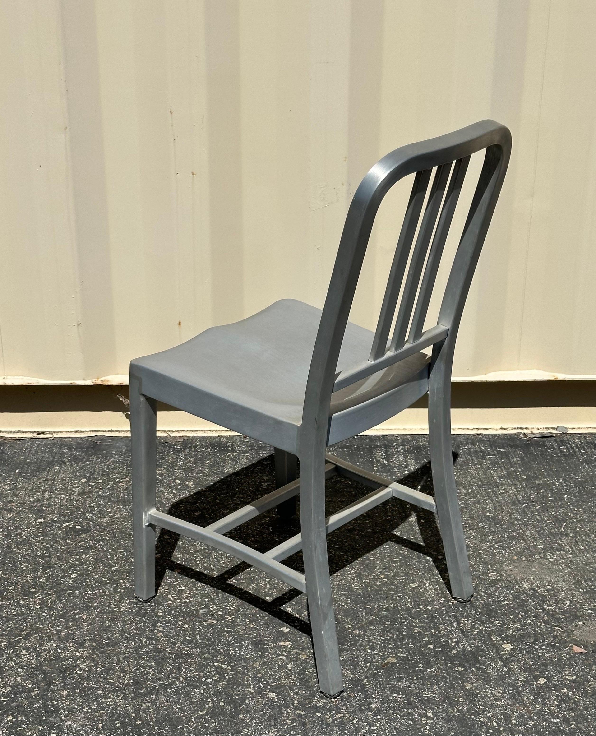 Ensemble de six chaises « Navy » n°111 en aluminium brossé  par Emeco avec coussin en vente 5