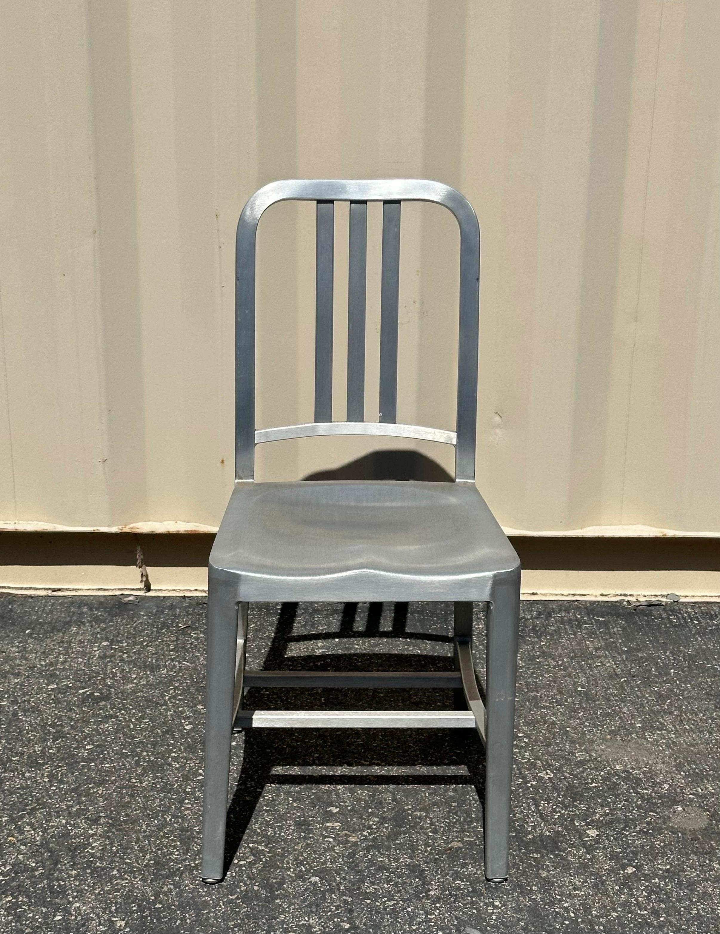 Ensemble de six chaises « Navy » n°111 en aluminium brossé  par Emeco avec coussin en vente 6
