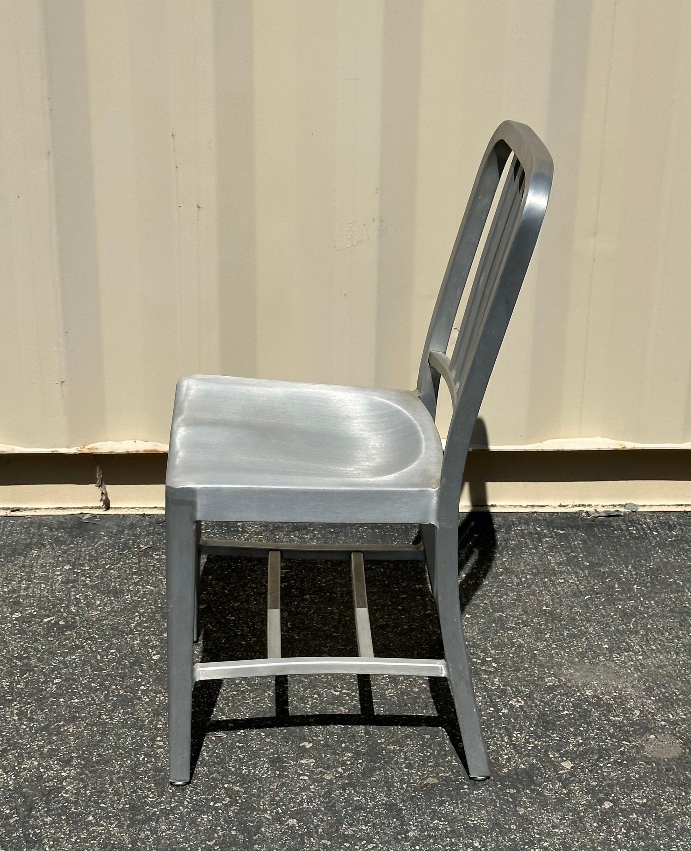 Ensemble de six chaises « Navy » n°111 en aluminium brossé  par Emeco avec coussin en vente 7