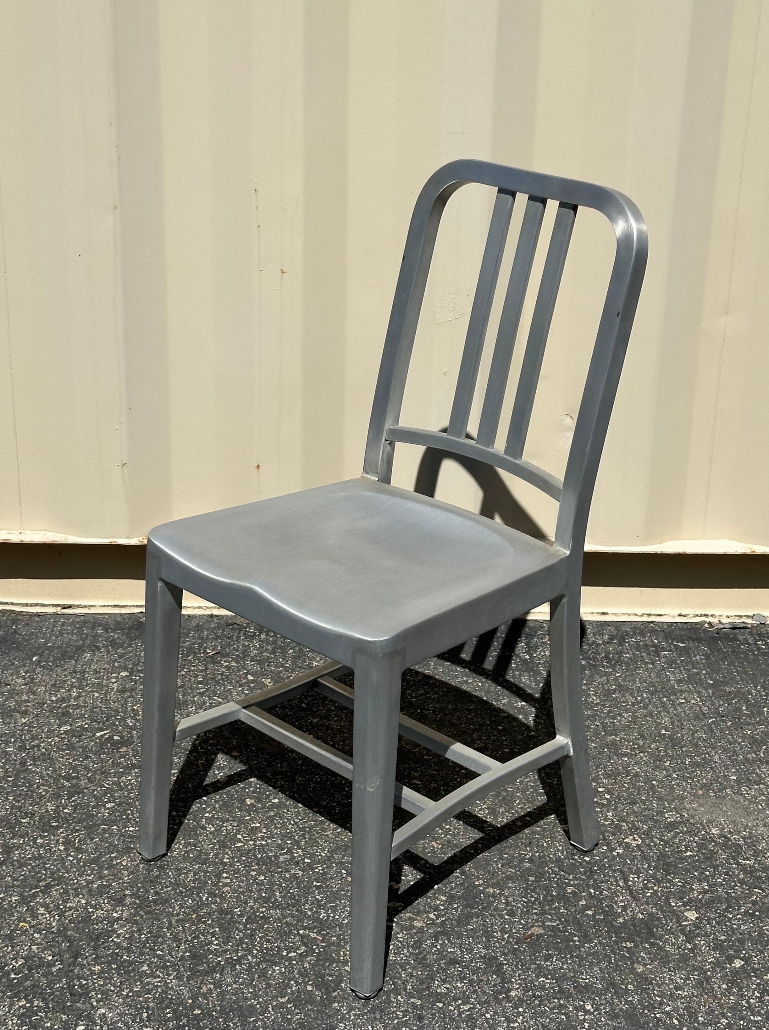 Ensemble de six chaises « Navy » n°111 en aluminium brossé  par Emeco avec coussin en vente 8