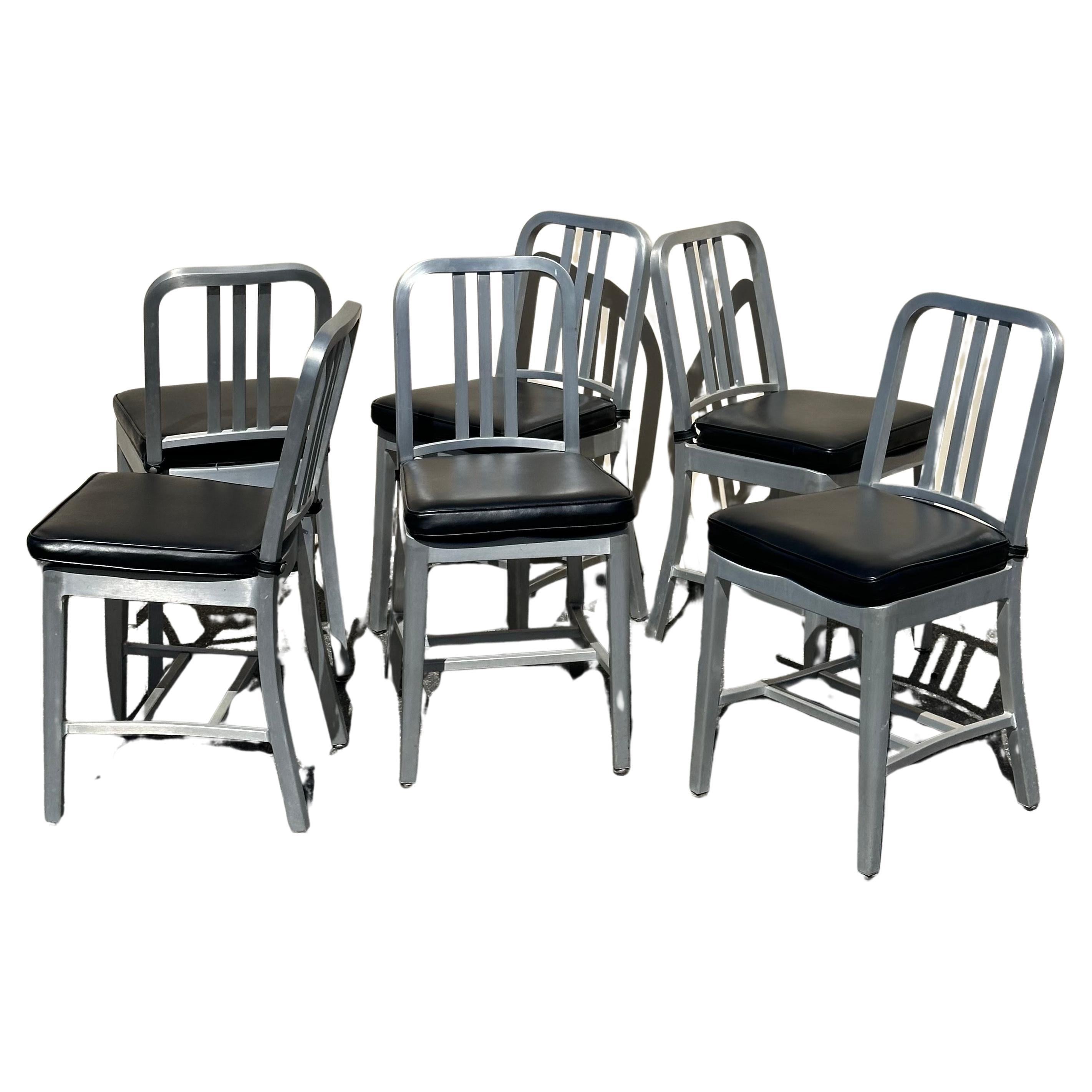 Ensemble de six chaises « Navy » n°111 en aluminium brossé  par Emeco avec coussin en vente 12