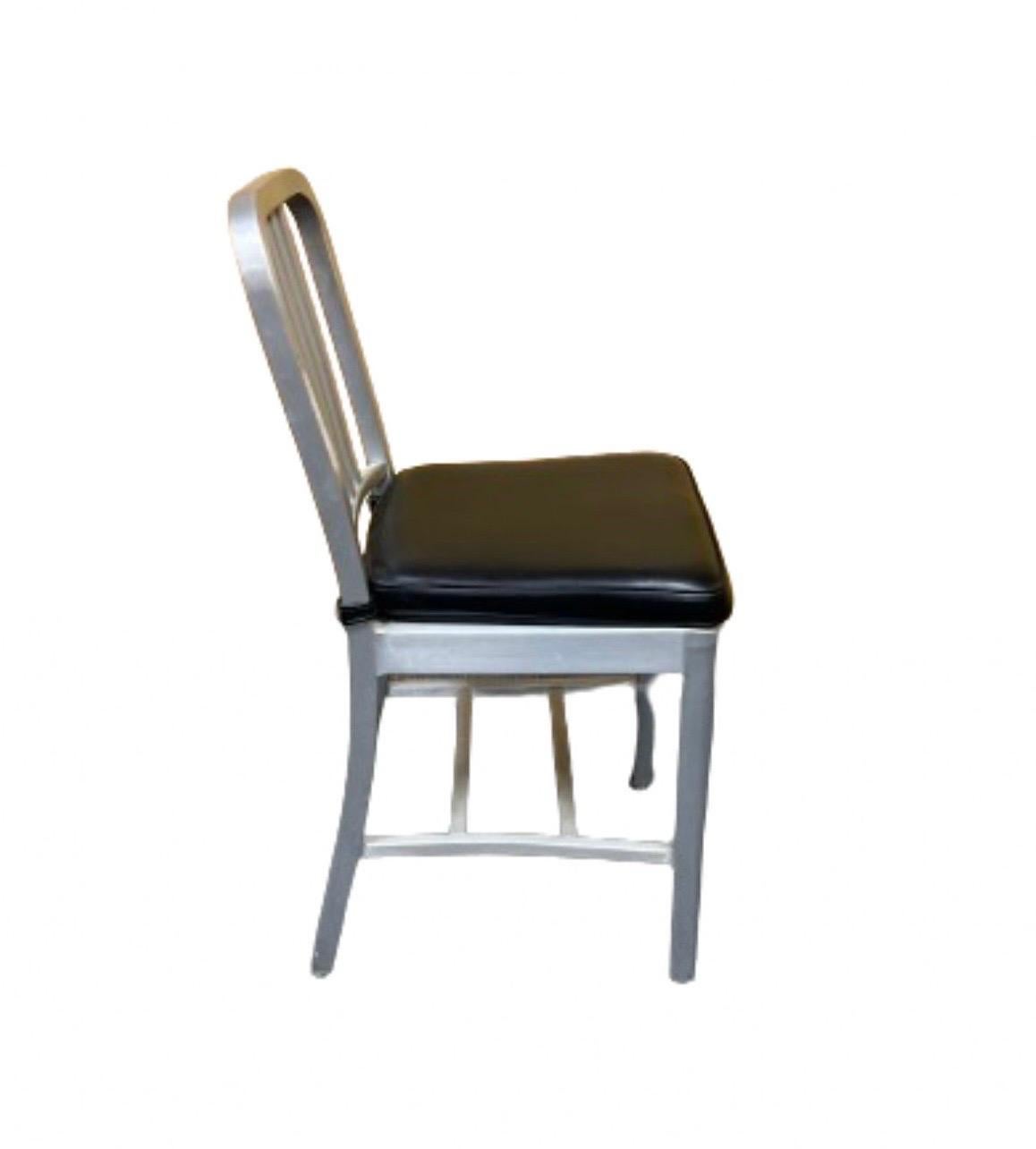 Industriel Ensemble de six chaises « Navy » n°111 en aluminium brossé  par Emeco avec coussin en vente