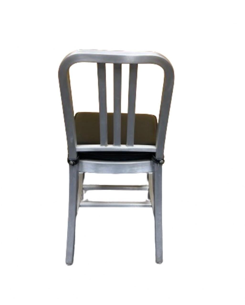Américain Ensemble de six chaises « Navy » n°111 en aluminium brossé  par Emeco avec coussin en vente