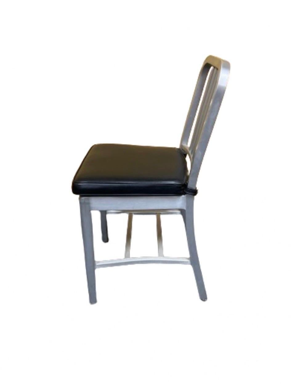 Brossé Ensemble de six chaises « Navy » n°111 en aluminium brossé  par Emeco avec coussin en vente