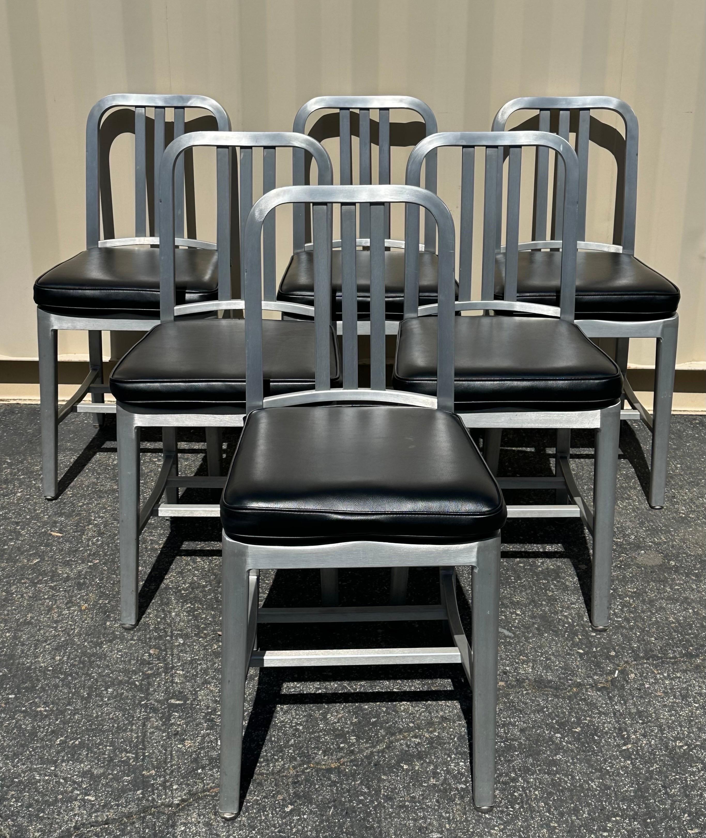 Ensemble de six chaises « Navy » n°111 en aluminium brossé  par Emeco avec coussin Bon état - En vente à San Diego, CA
