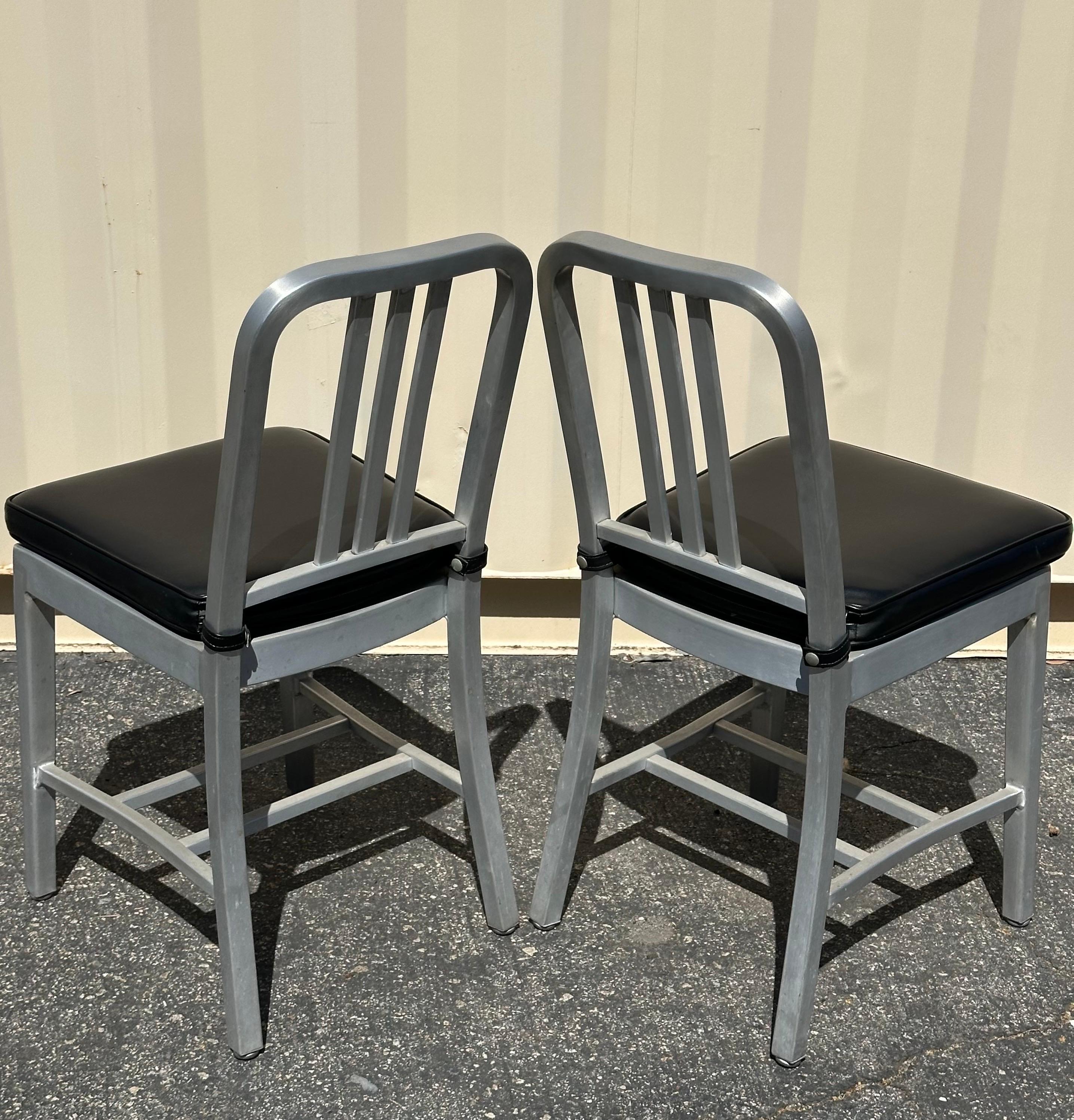20ième siècle Ensemble de six chaises « Navy » n°111 en aluminium brossé  par Emeco avec coussin en vente