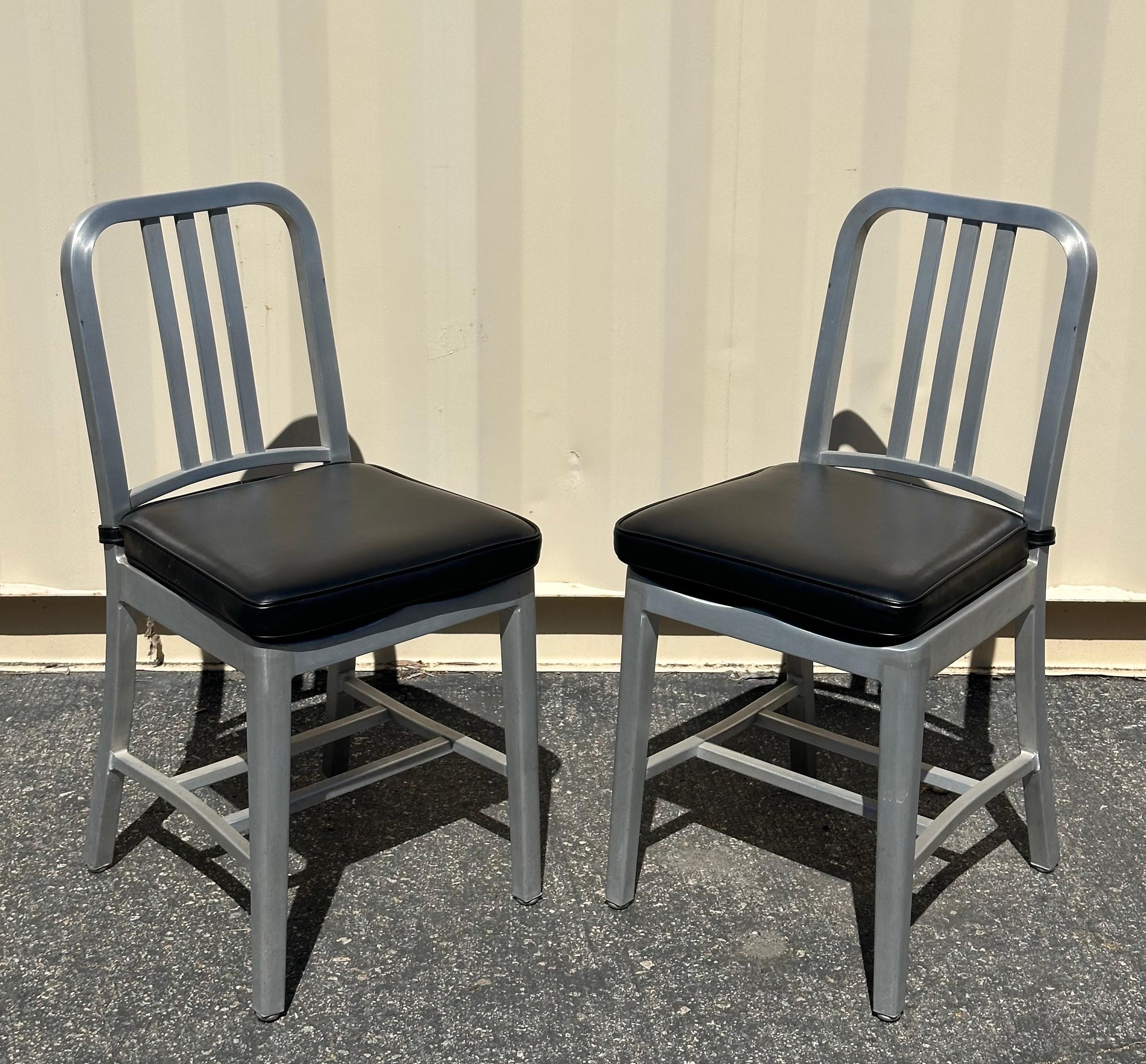 Aluminium Ensemble de six chaises « Navy » n°111 en aluminium brossé  par Emeco avec coussin en vente