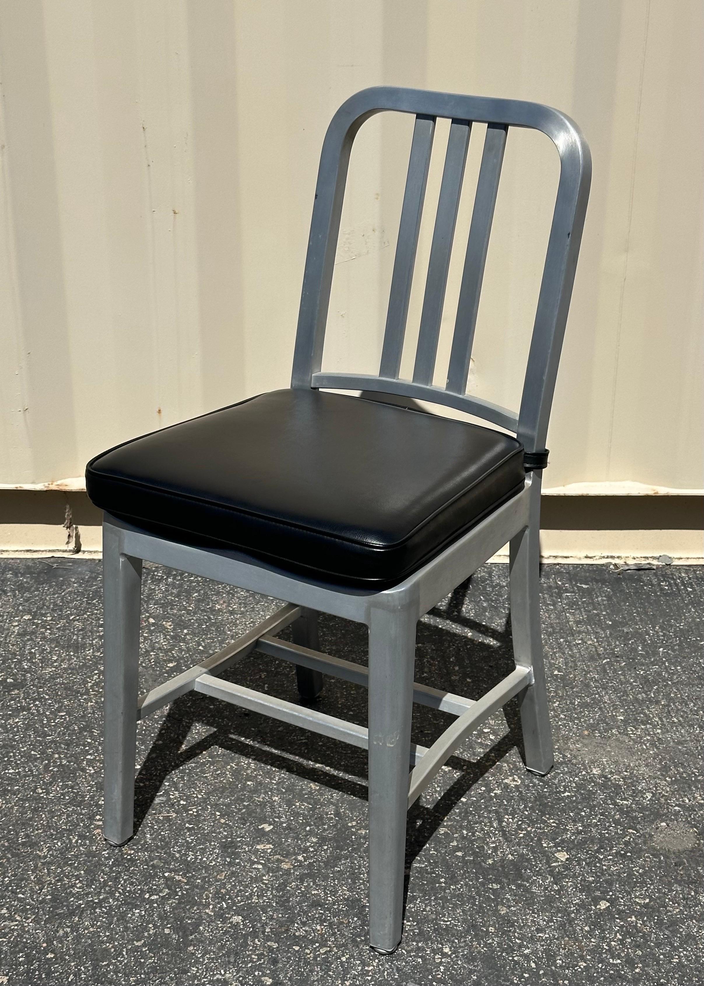 Ensemble de six chaises « Navy » n°111 en aluminium brossé  par Emeco avec coussin en vente 1