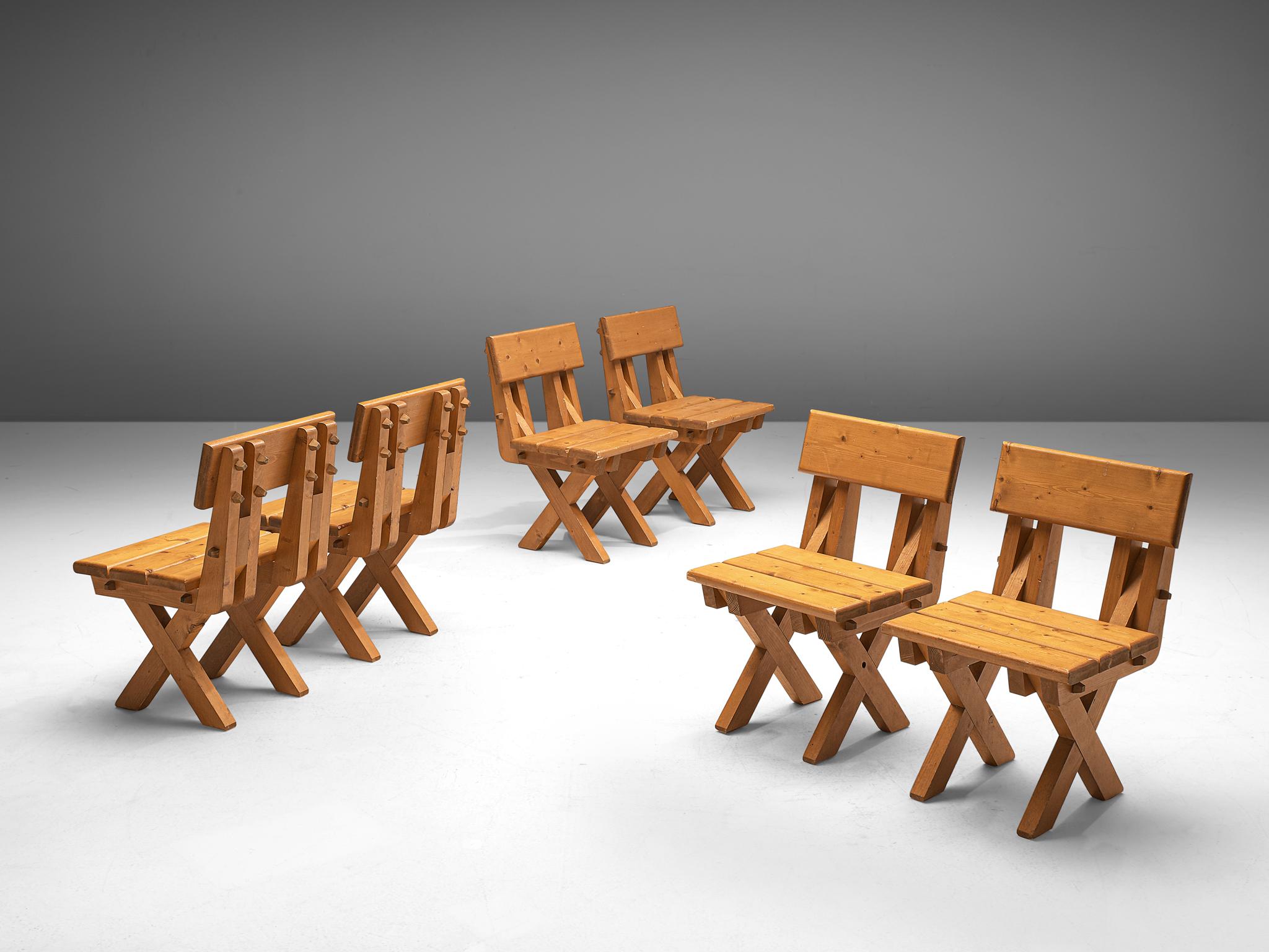 Set of six stools, pine, Spain, 1960s

Brutalist set of six chairs from Spain with a strict, sturdy design. The stools feature an architectural frame, build up in solely straight lines. The chairs are completely executed in thick slats of pine