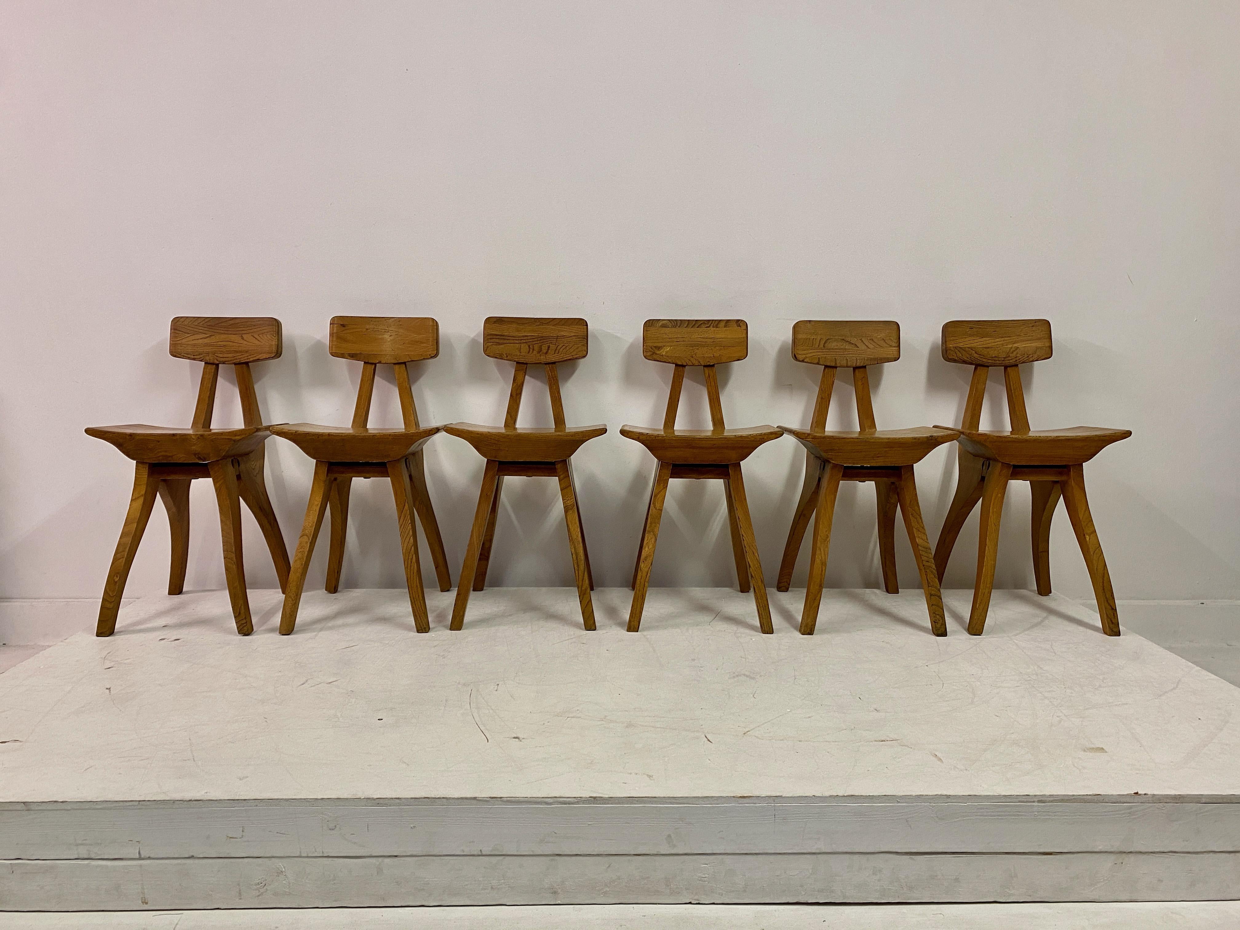 Satz von sechs Stühlen

Ulme

Brutalismus

Ungewöhnliche Form und Konstruktion

Mitte des Jahrhunderts

Sitzhöhe 47cm