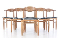Ensemble de six chaises de salle à manger brutales en Oak massif sculpté par Henning Kjærnulf 60's