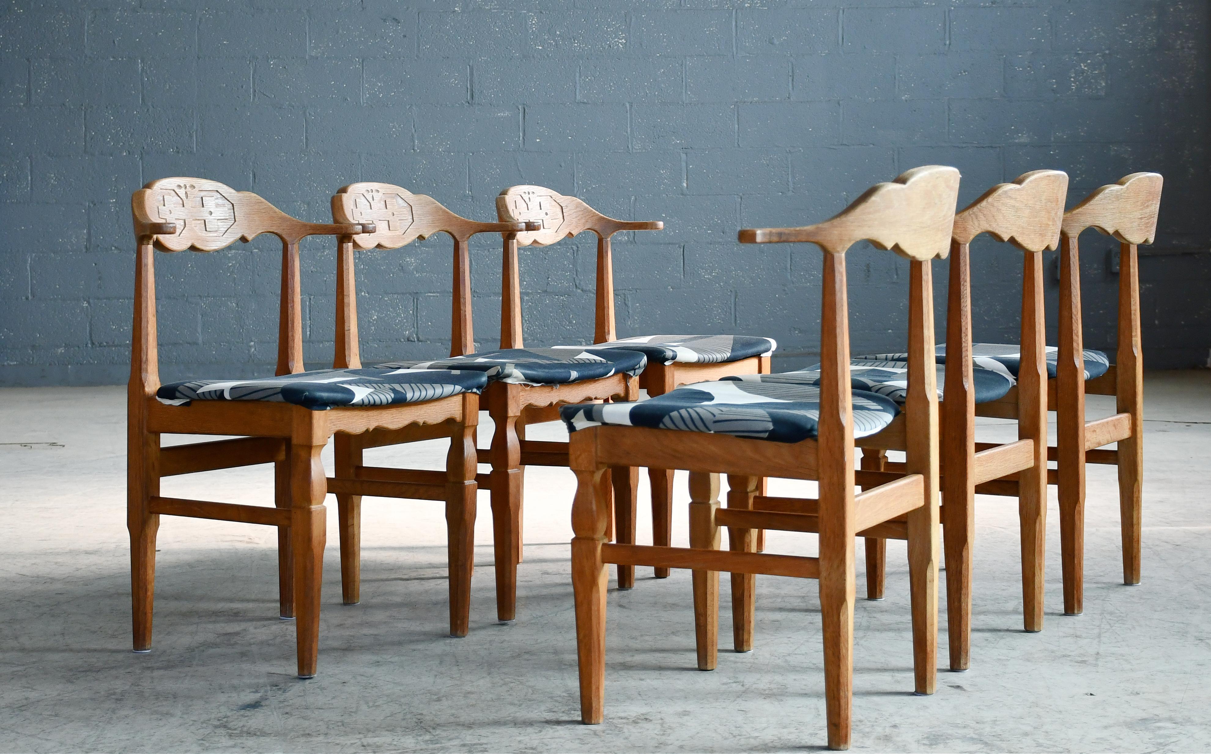 Sechser-Set brutalistischer Esszimmerstühle aus massiver geschnitzter Eiche von Henning Kjærnulf 60er Jahre (Moderne der Mitte des Jahrhunderts) im Angebot