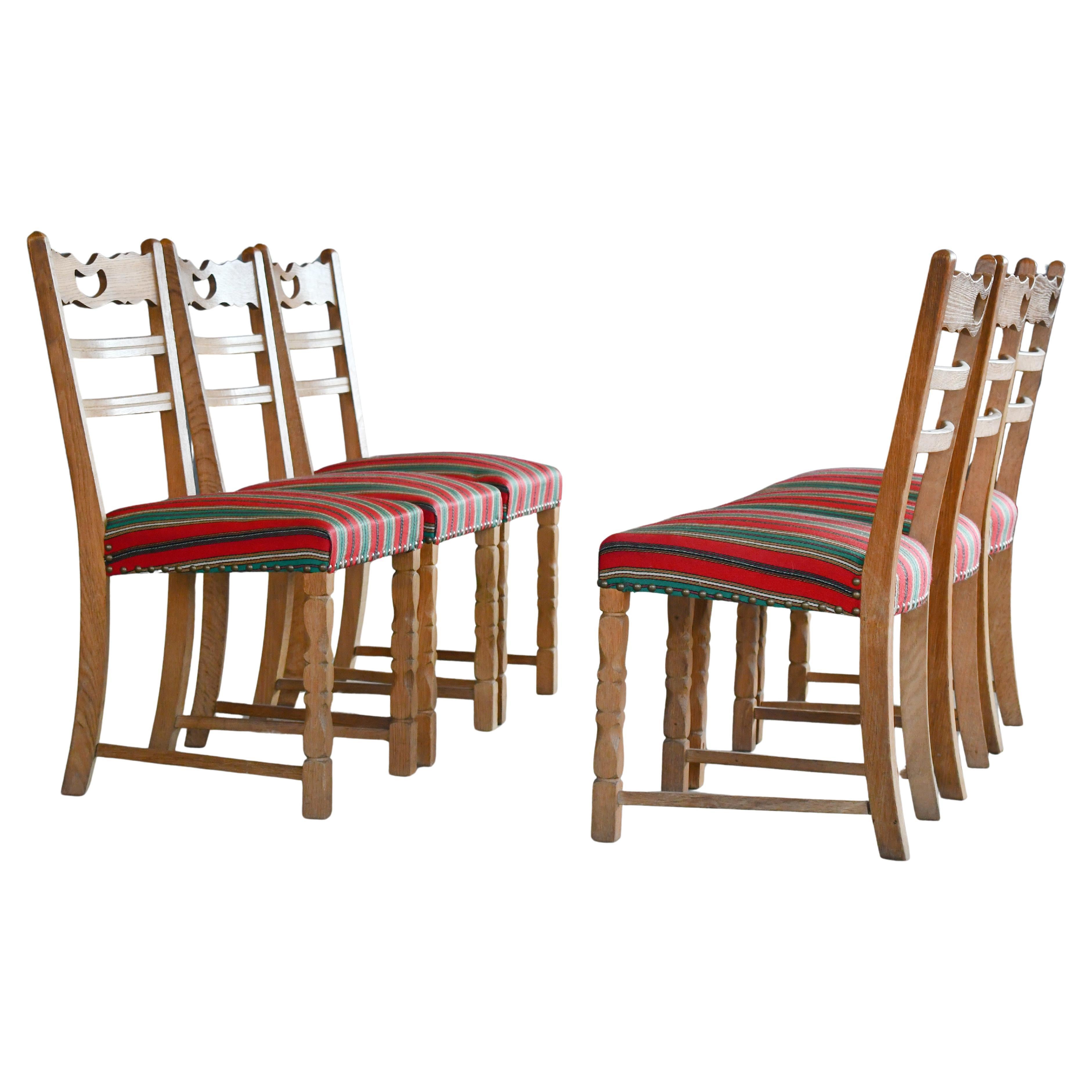 Set di sei sedie da pranzo brutaliste in Oak massiccio intagliato di Henning Kjærnulf anni '60