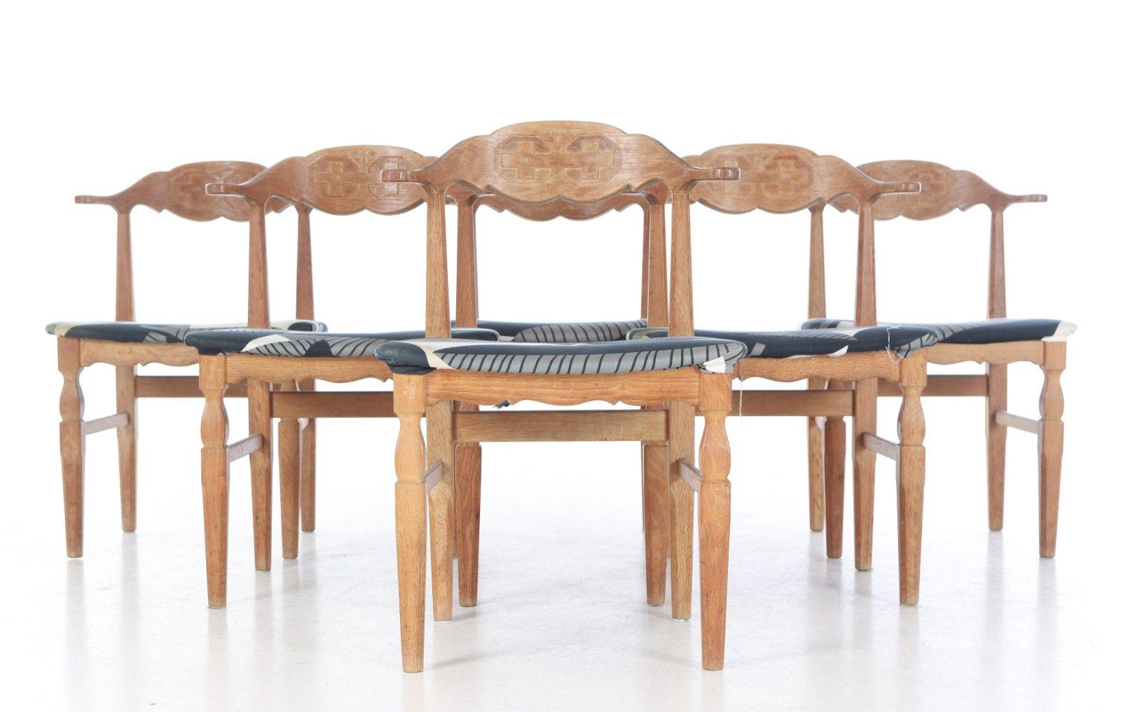 Set di sei sedie da pranzo brutaliste in Oak massiccio intagliato di Henning Kjærnulf anni '60