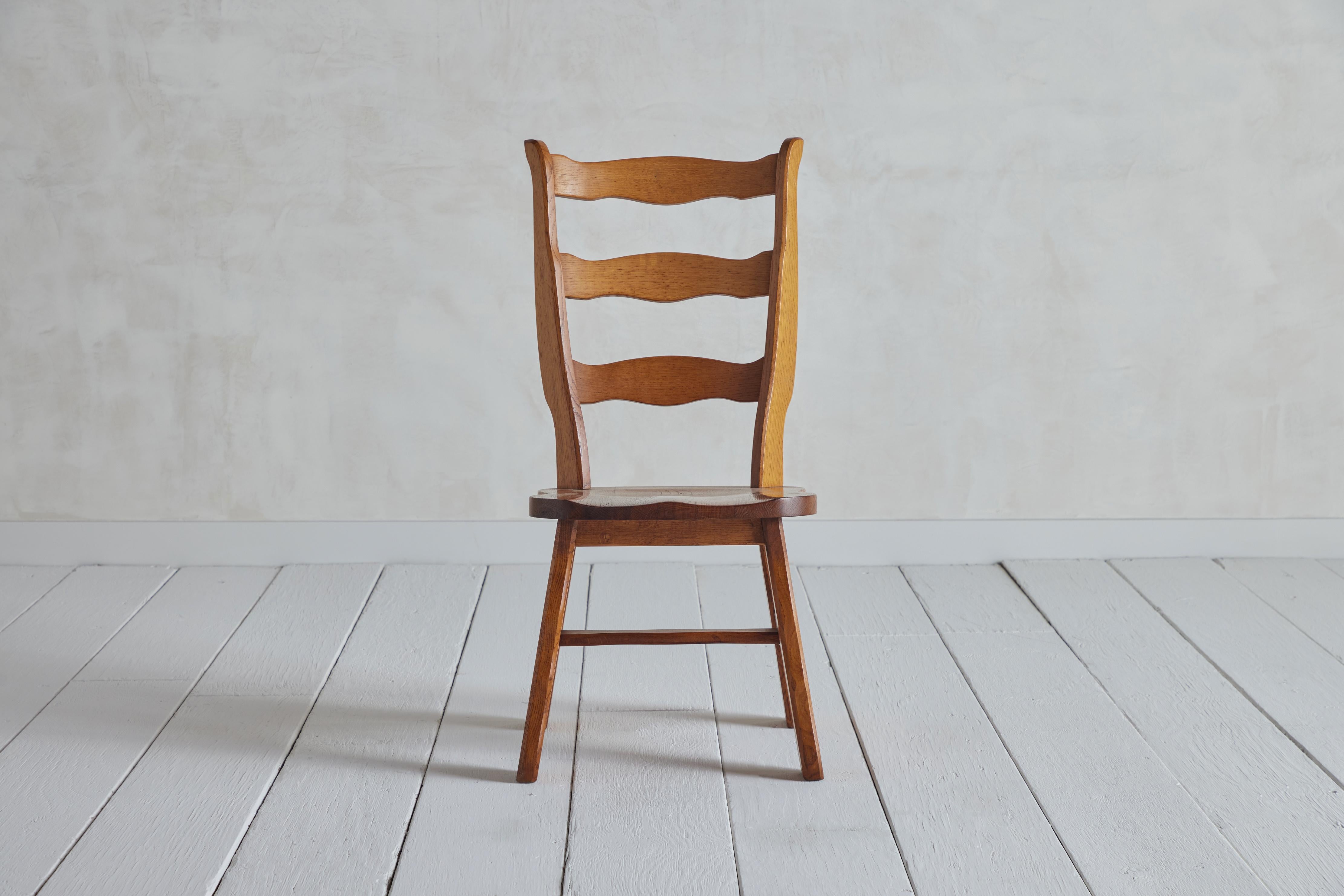 Belge Ensemble de six chaises Brutalist à dossier en échelle en vente