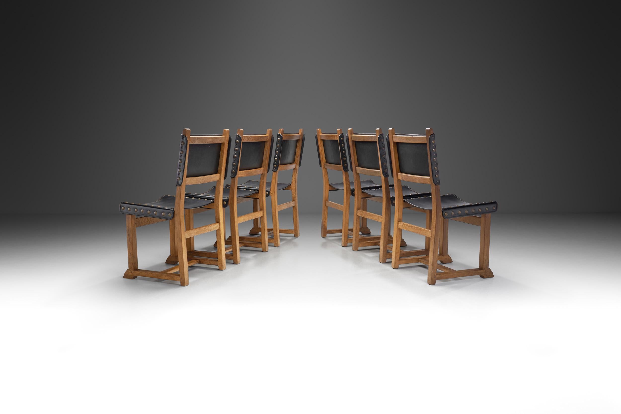 Brutalisme Ensemble de six chaises de salle à manger brutalistes en chêne et cuir, France, années 1960 en vente