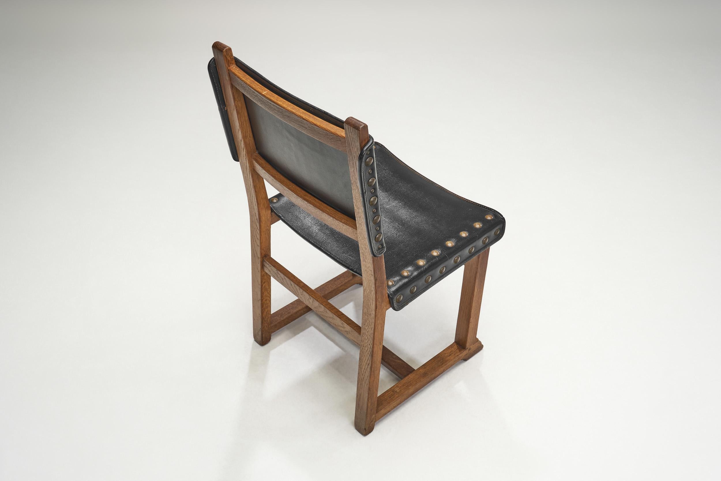 Milieu du XXe siècle Ensemble de six chaises de salle à manger brutalistes en chêne et cuir, France, années 1960 en vente