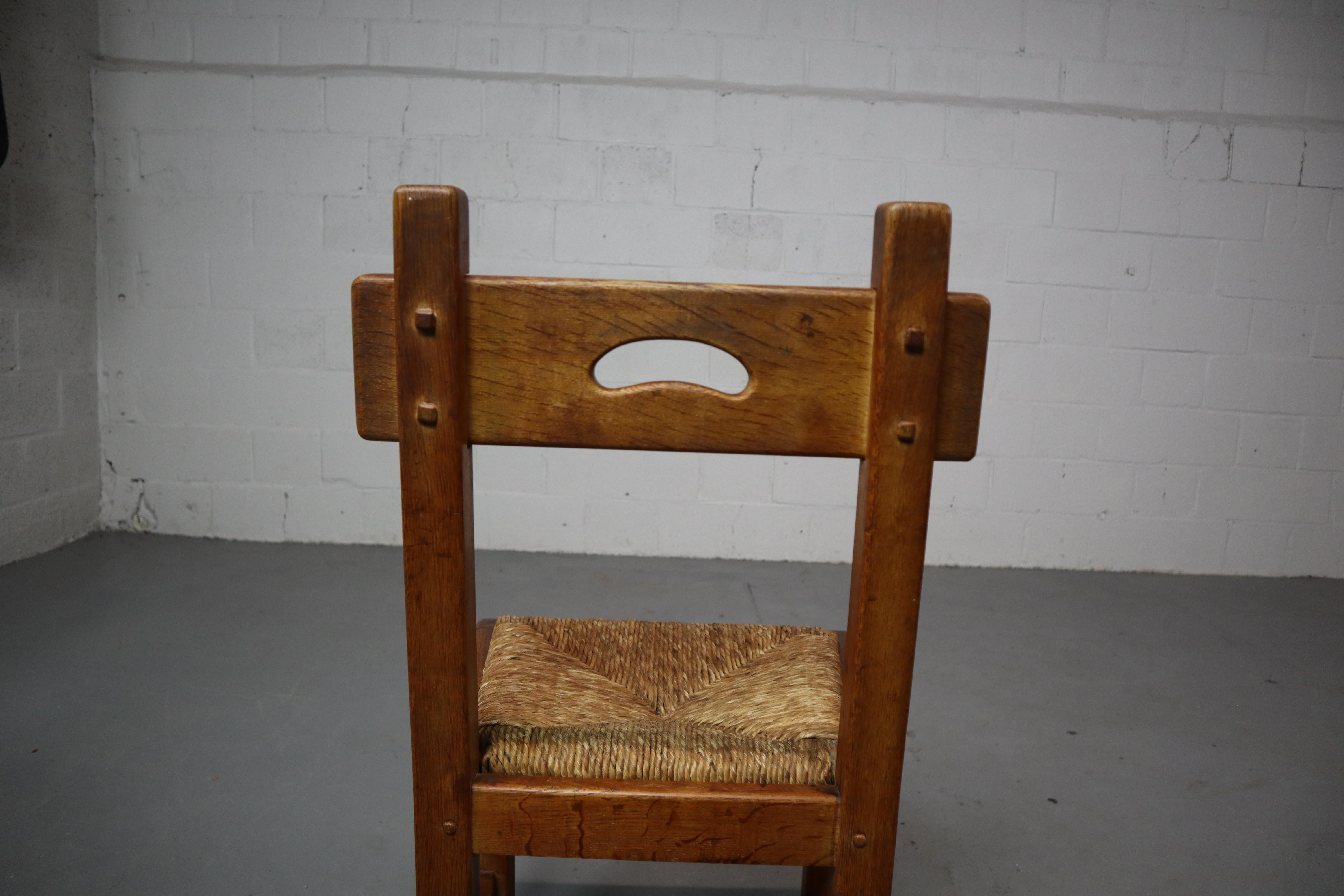 XX secolo Set di sei sedie da pranzo brutaliste e rustiche in Oak e Rush, Spagna, anni '60! in vendita