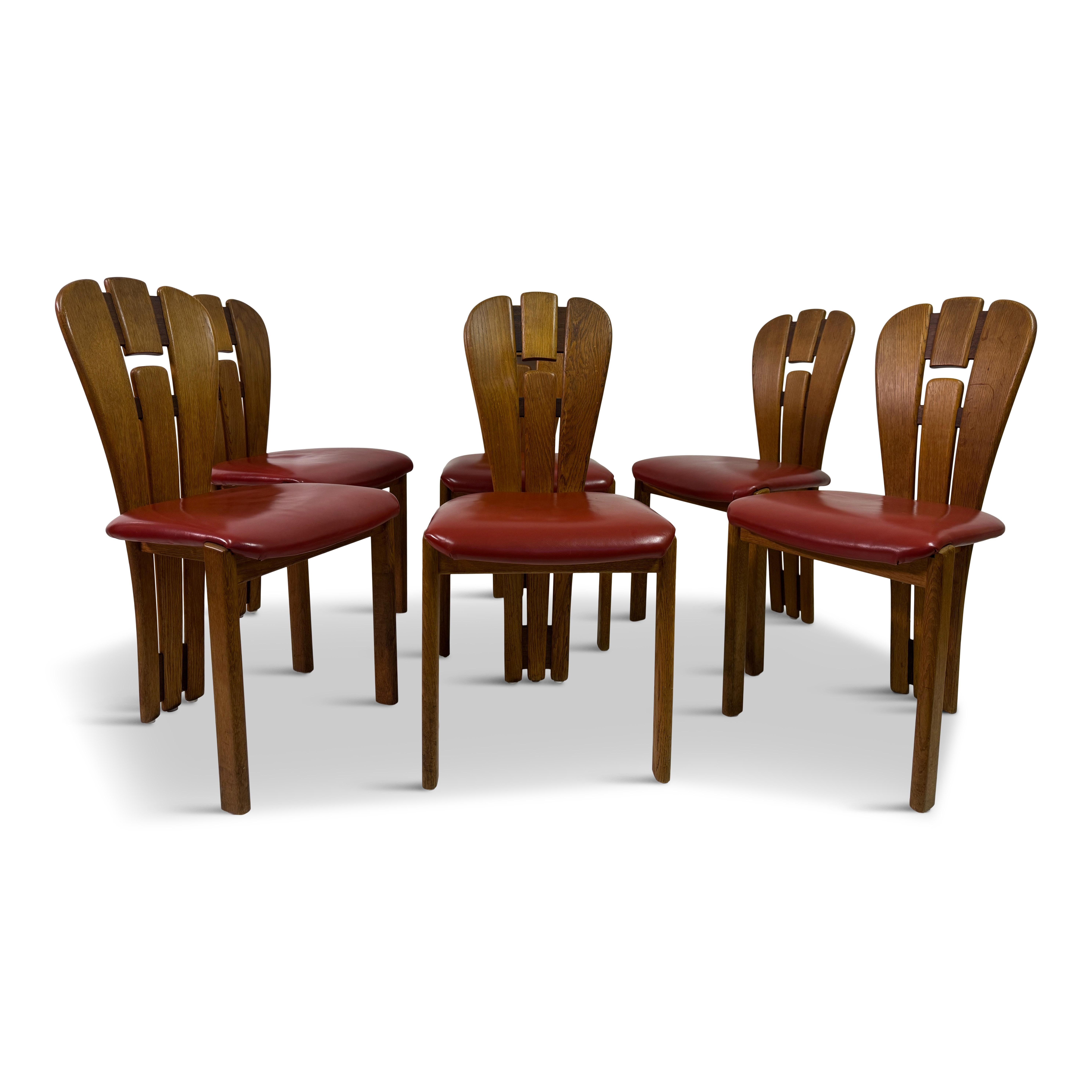 Set di sei sedie da pranzo

Un sorprendente set di sei sedie da pranzo olandesi degli anni '70, che incarnano un'audace estetica brutalista con un cenno all'influenza architettonica di Afra & Tobia Scarpa. Realizzate in rovere massiccio, queste