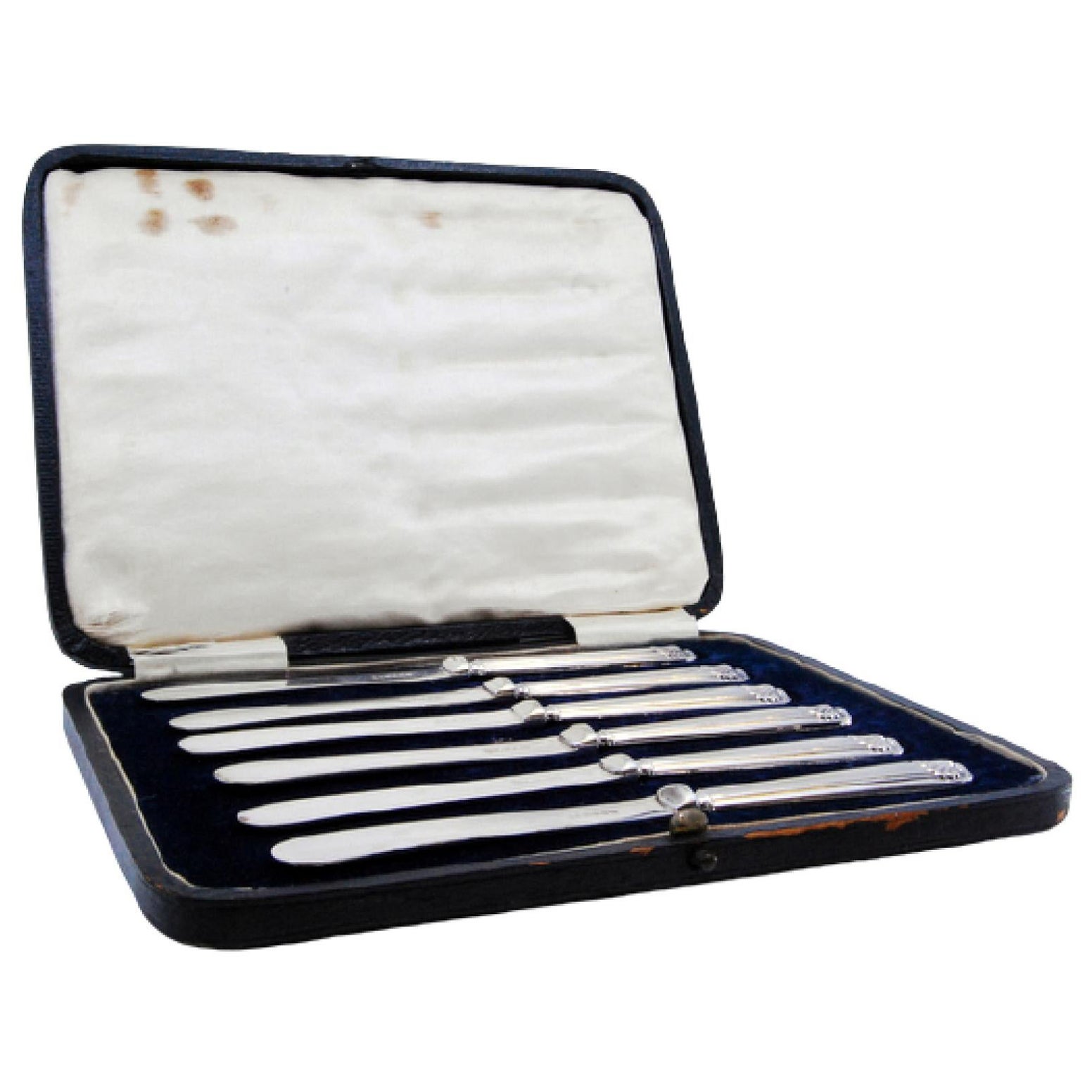 Set of six butter knives with beaded and shell-shaped silver handles