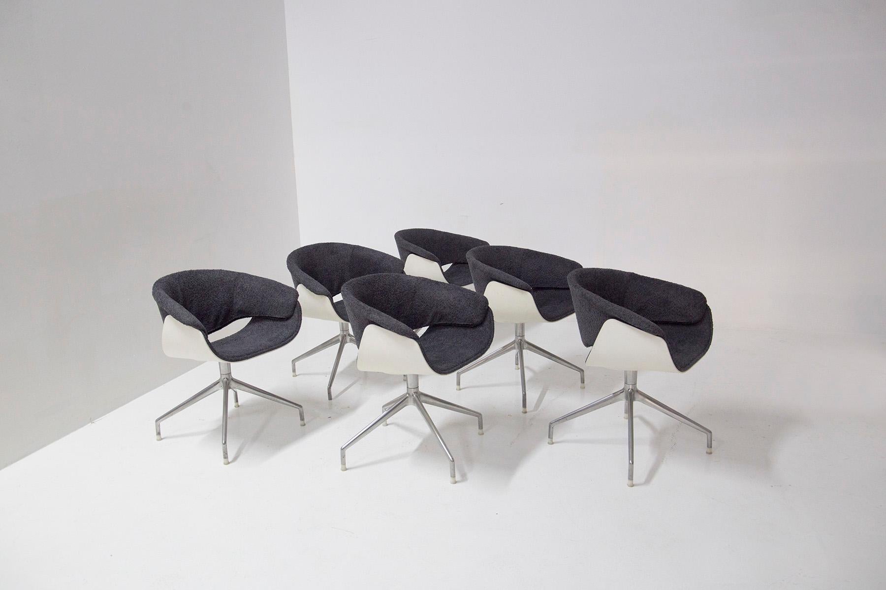 B&B Italia's Sina chairs, designed by Uwe Fischer in 1990 and still sold as one of the best vintage chairs of the 1990s. Beautifully constructed with two curved shapes that combine to create an elegant compact chair for a dining room or office. Each