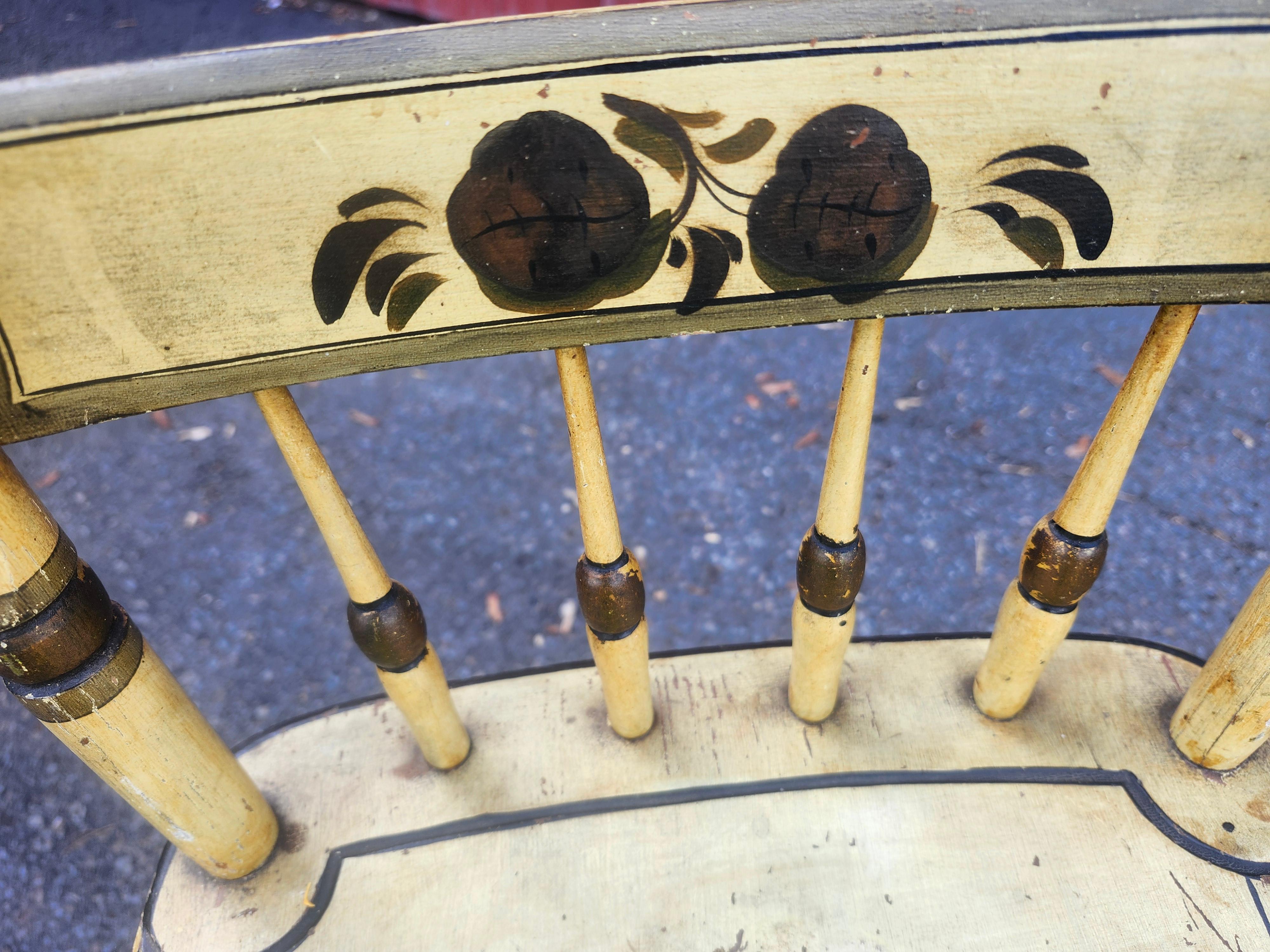 Ensemble de six chaises de salle à manger à dossier demi-fuselé datant de 1840 avec peinture jaune d'origine en vente 2