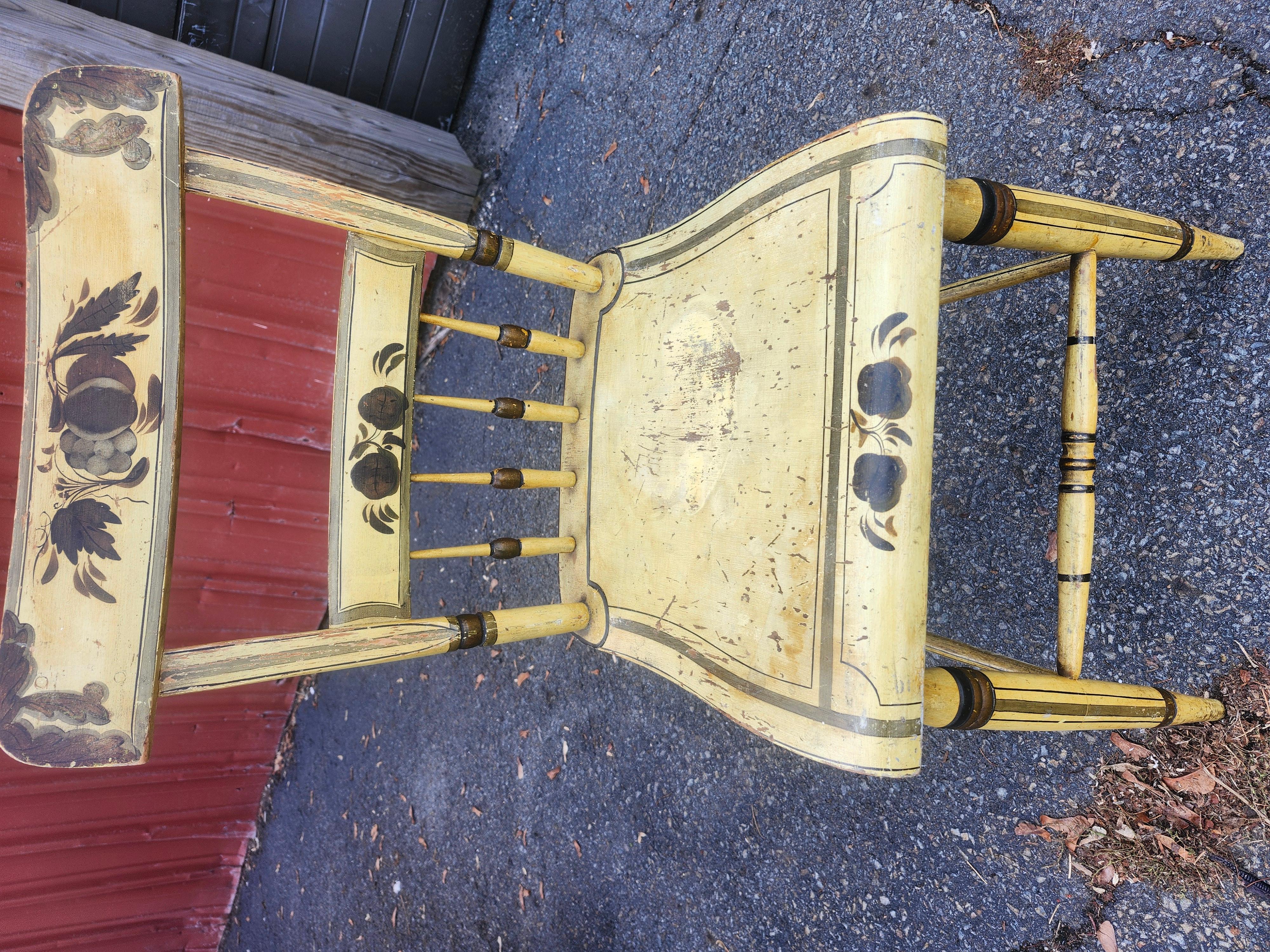 Ensemble de six chaises de salle à manger à dossier demi-fuselé datant de 1840 avec peinture jaune d'origine en vente 3