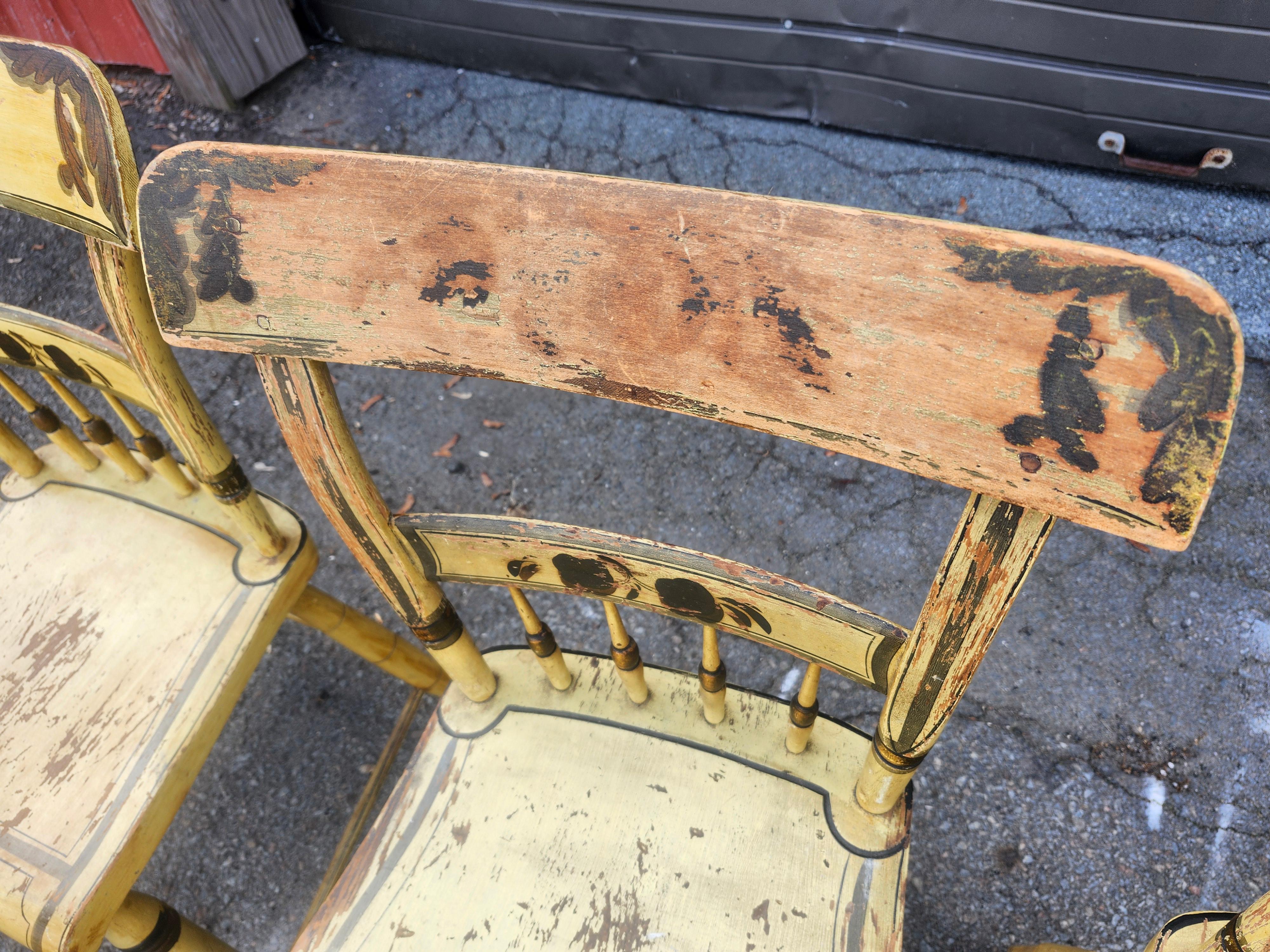 Ensemble de six chaises de salle à manger à dossier demi-fuselé datant de 1840 avec peinture jaune d'origine en vente 4