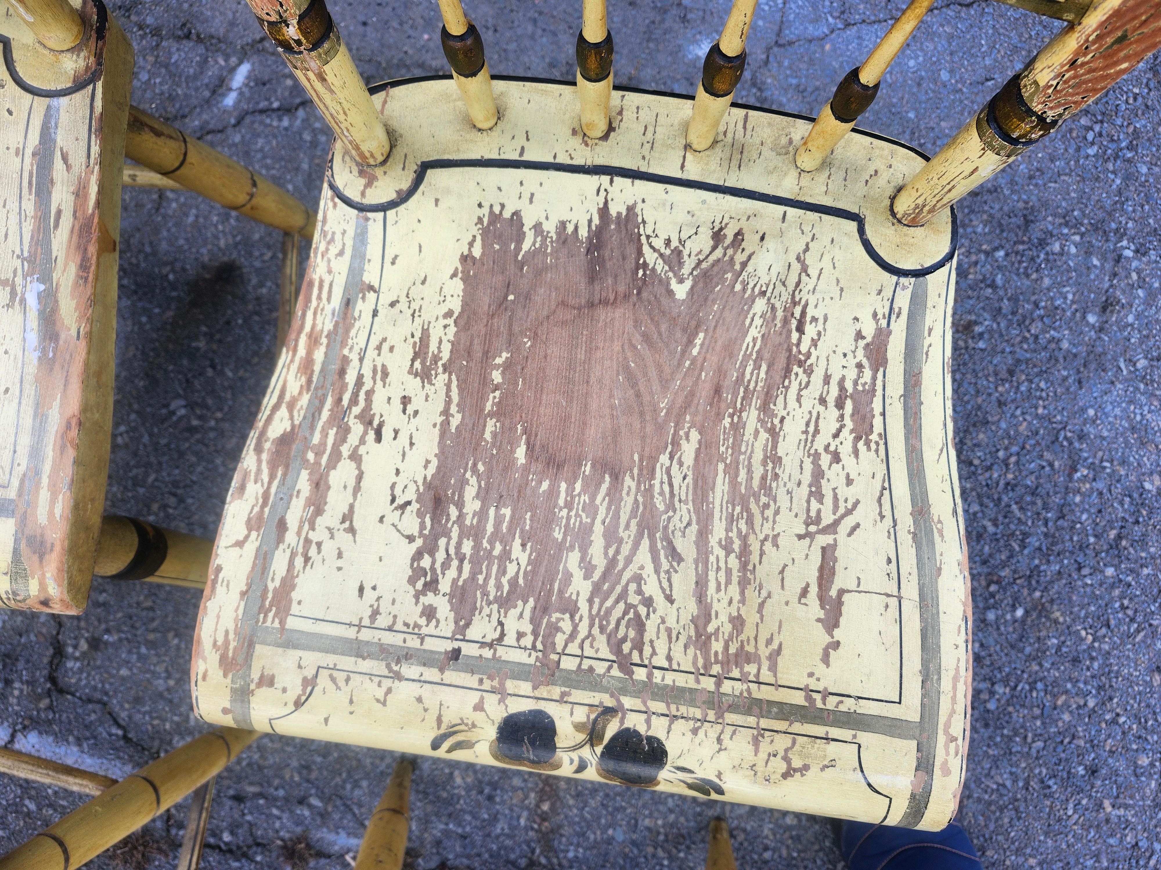 Ensemble de six chaises de salle à manger à dossier demi-fuselé datant de 1840 avec peinture jaune d'origine en vente 5