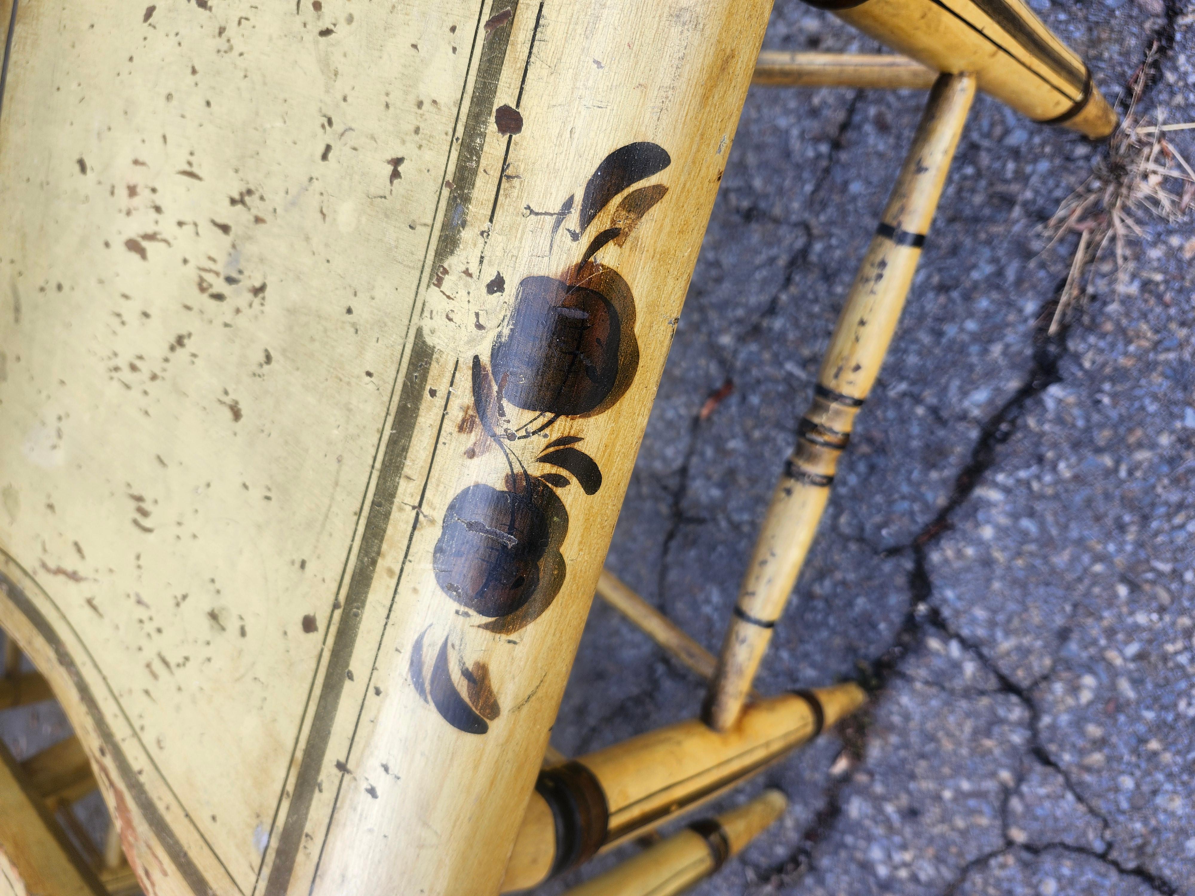 Ensemble de six chaises de salle à manger à dossier demi-fuselé datant de 1840 avec peinture jaune d'origine en vente 6