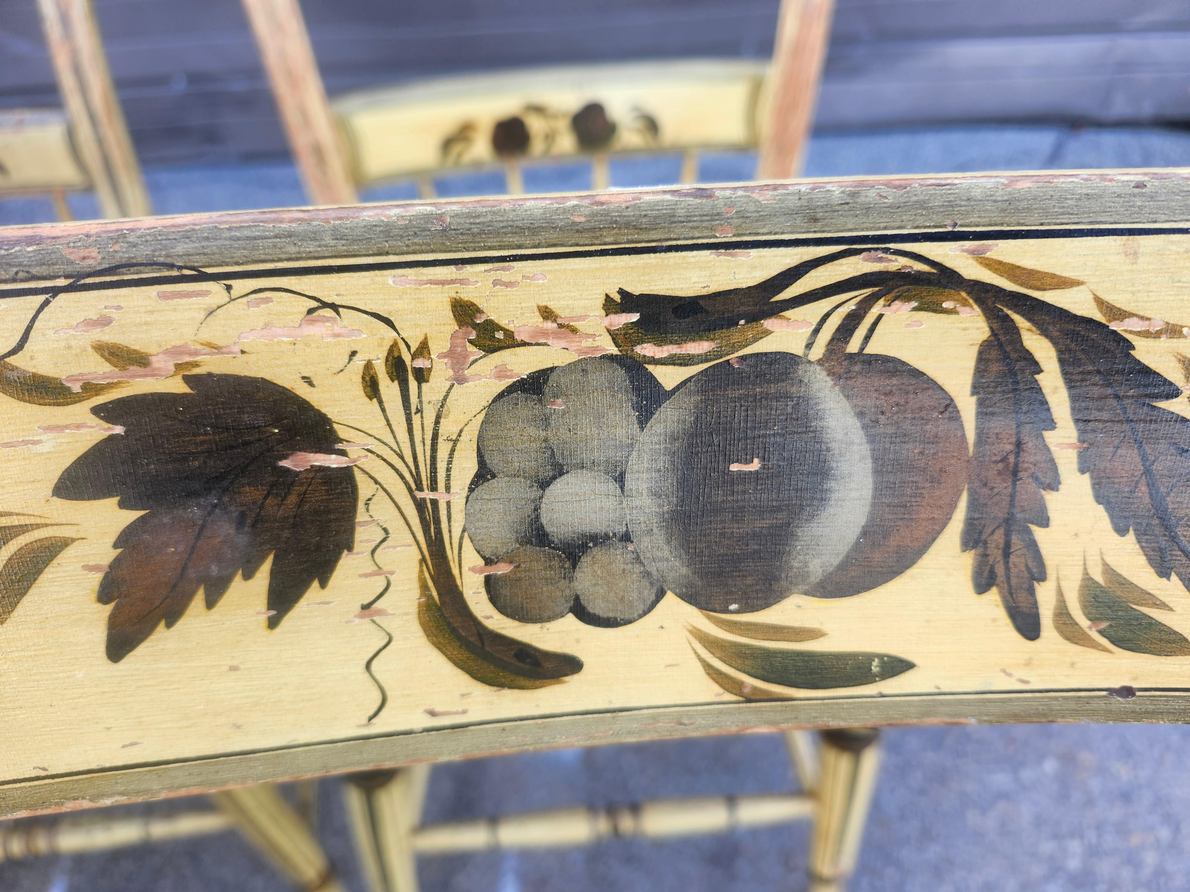 Ensemble de six chaises de salle à manger à dossier demi-fuselé datant de 1840 avec peinture jaune d'origine en vente 7