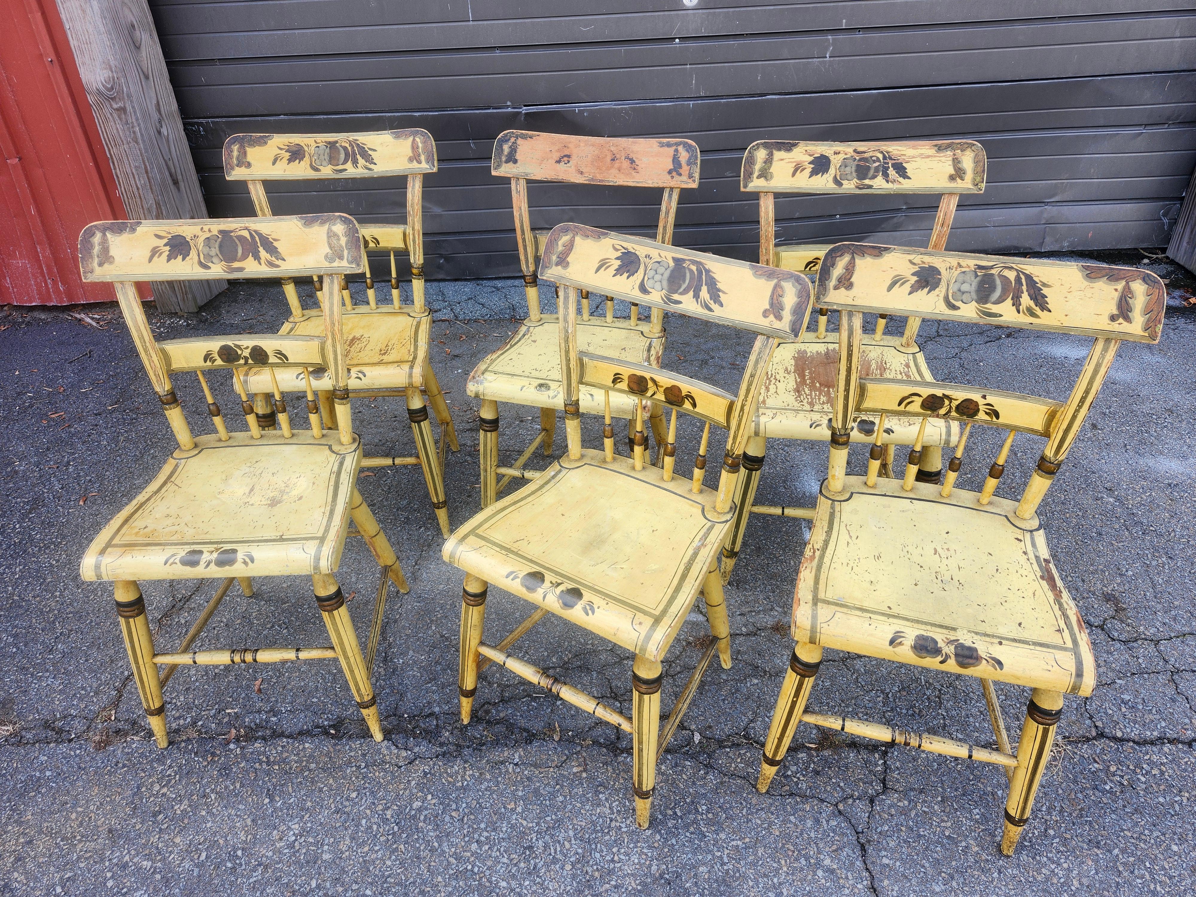 Ensemble de six chaises de salle à manger à dossier demi-fuselé datant de 1840 avec peinture jaune d'origine en vente 8