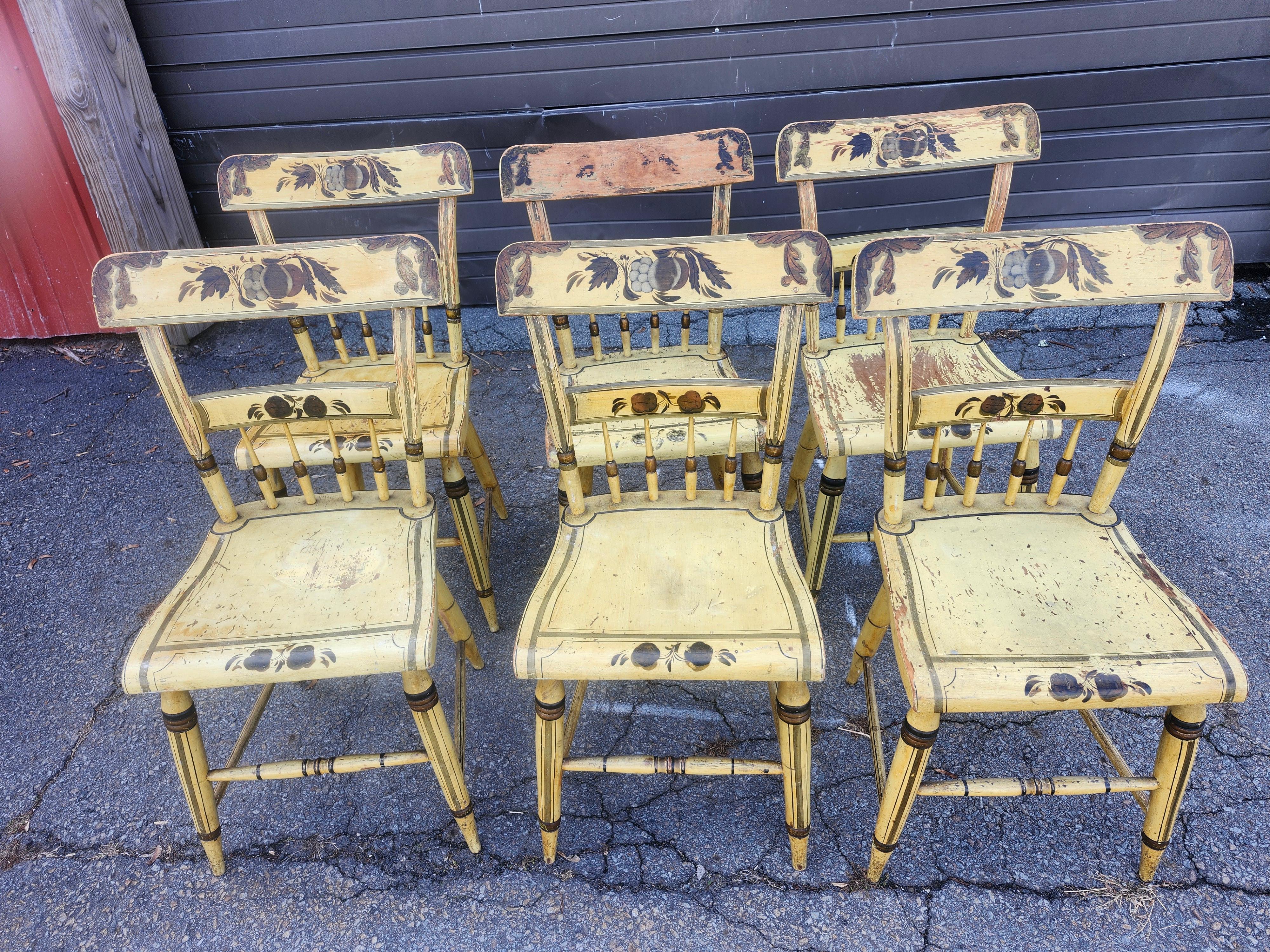 Ensemble de six chaises de salle à manger à dossier demi-fuselé datant de 1840 avec peinture jaune d'origine en vente 9