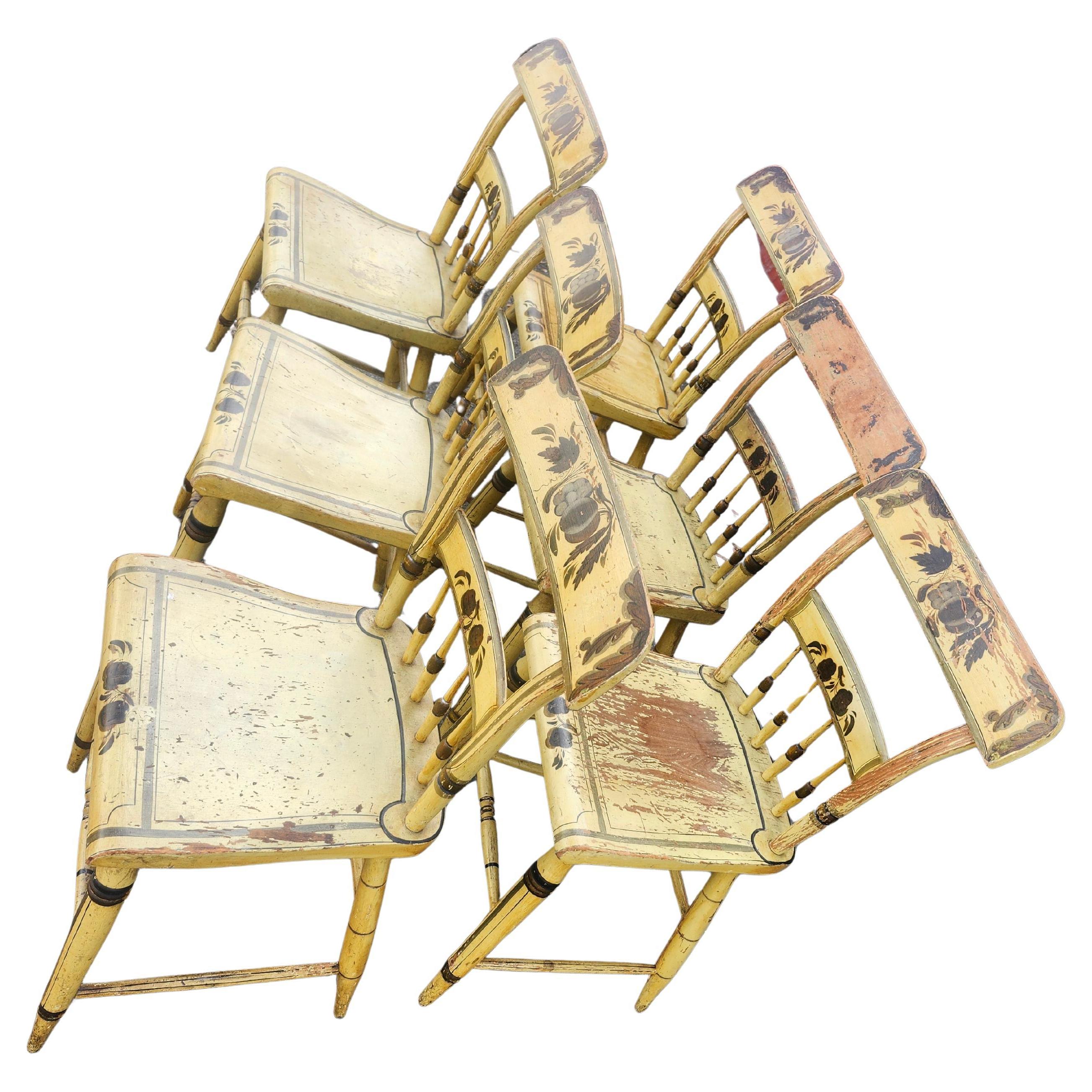 Ensemble très particulier de six chaises de salle à manger en demi-fuseau datant de 1840, en pai t jaune d'origine avec pochoir à la main.
Les sièges en planches sont tous en excellent état. Magnifique et d'un jaune très lumineux. Le dossier d'une