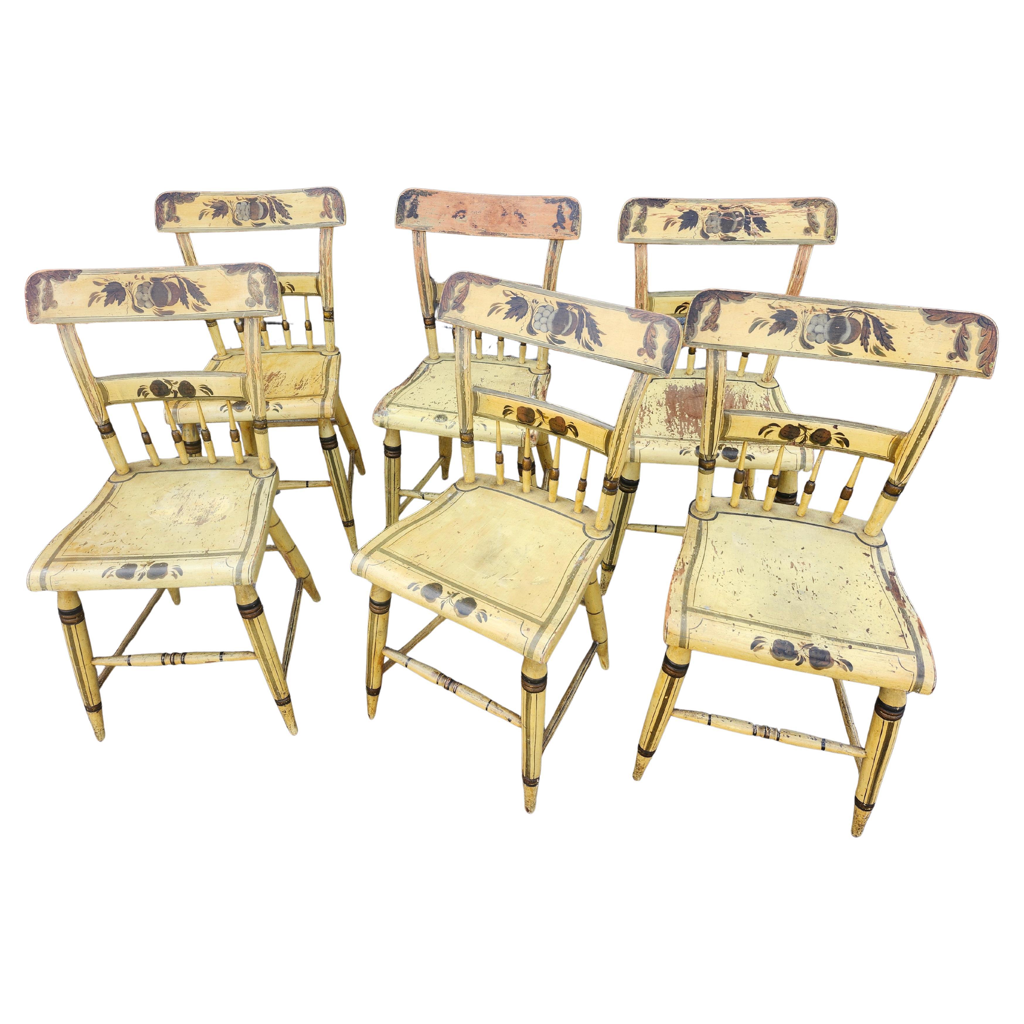 Style Adam Ensemble de six chaises de salle à manger à dossier demi-fuselé datant de 1840 avec peinture jaune d'origine en vente