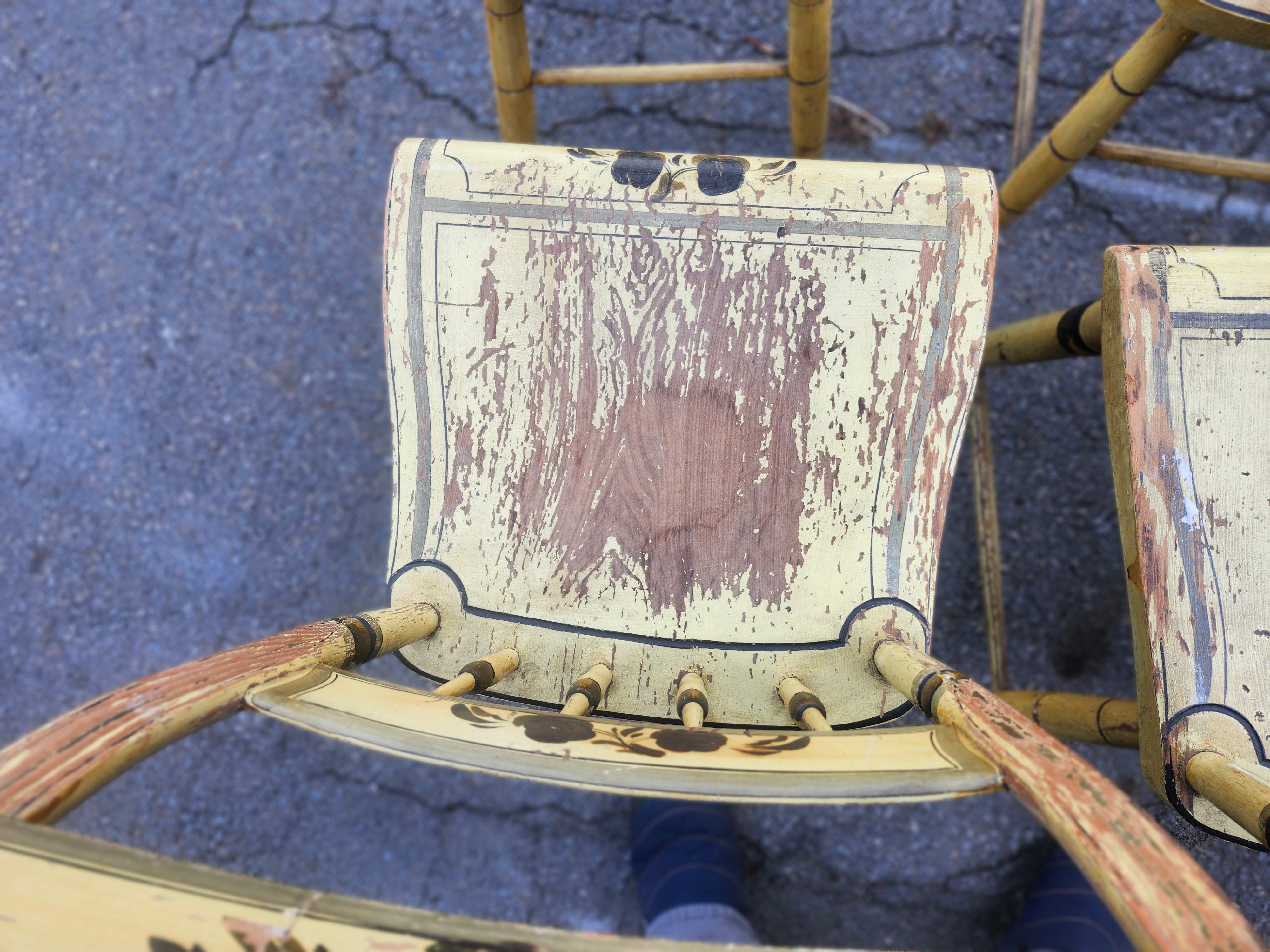 Américain Ensemble de six chaises de salle à manger à dossier demi-fuselé datant de 1840 avec peinture jaune d'origine en vente