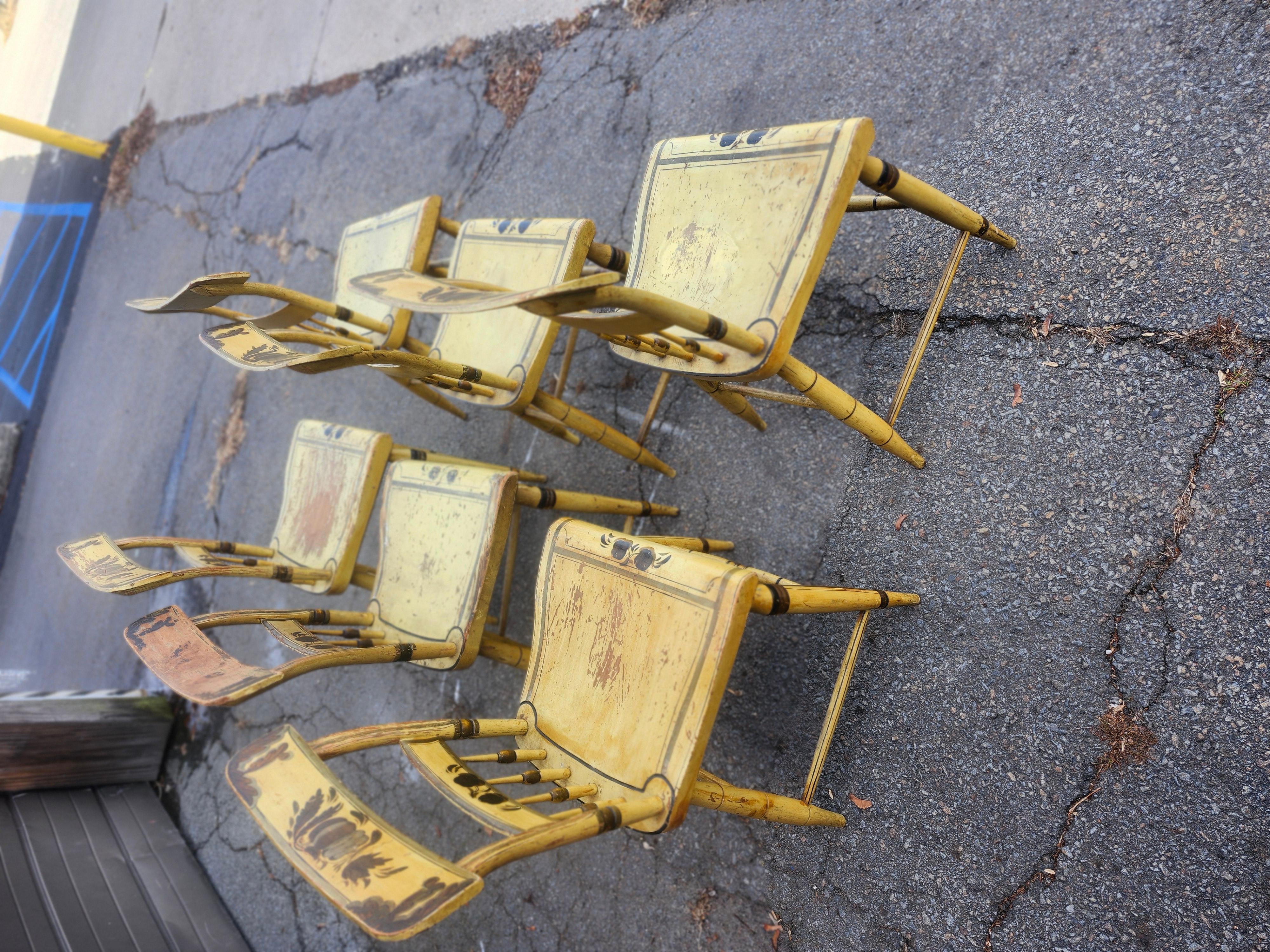 Fait main Ensemble de six chaises de salle à manger à dossier demi-fuselé datant de 1840 avec peinture jaune d'origine en vente