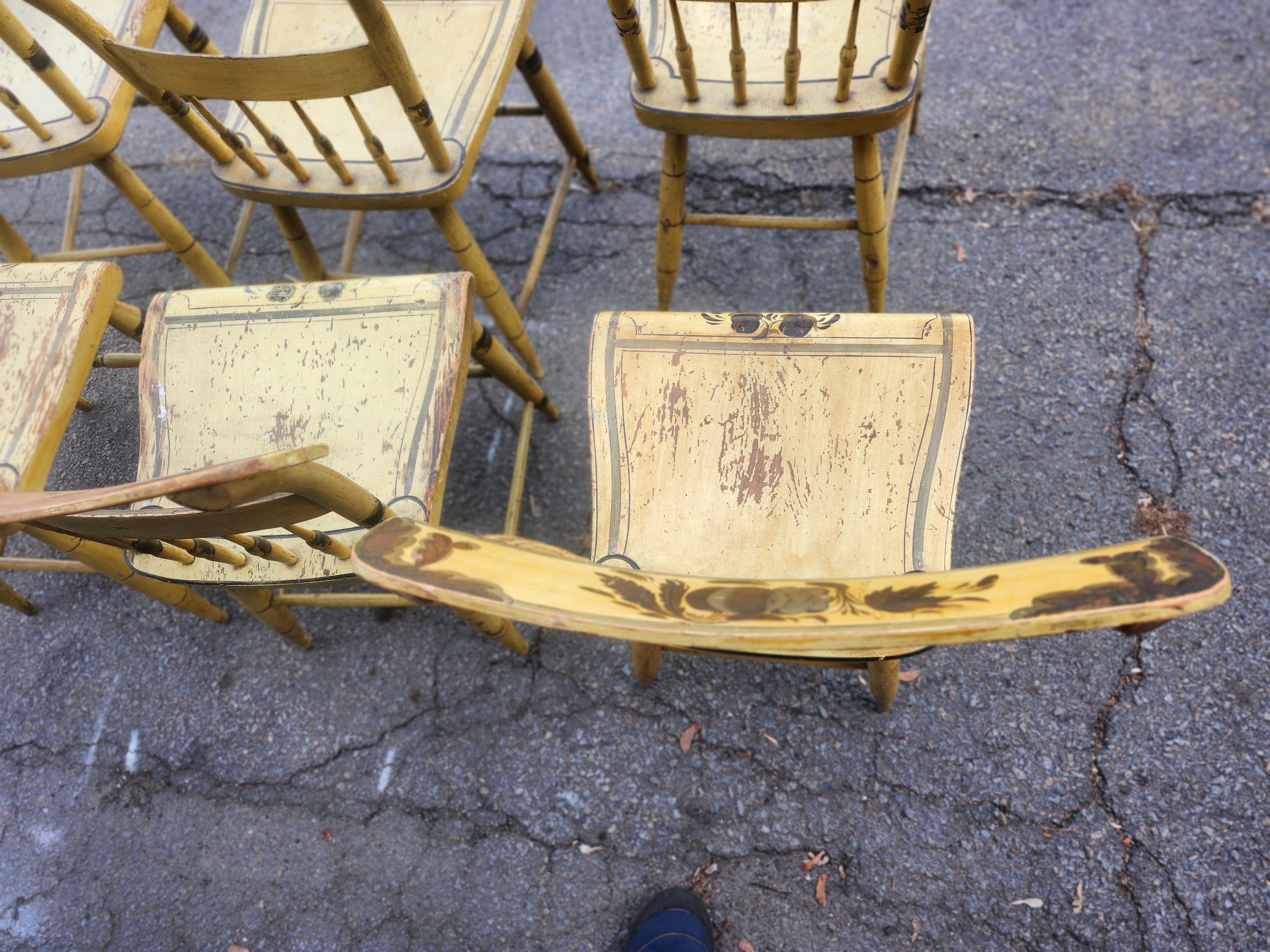 Ensemble de six chaises de salle à manger à dossier demi-fuselé datant de 1840 avec peinture jaune d'origine Bon état - En vente à Port Jervis, NY