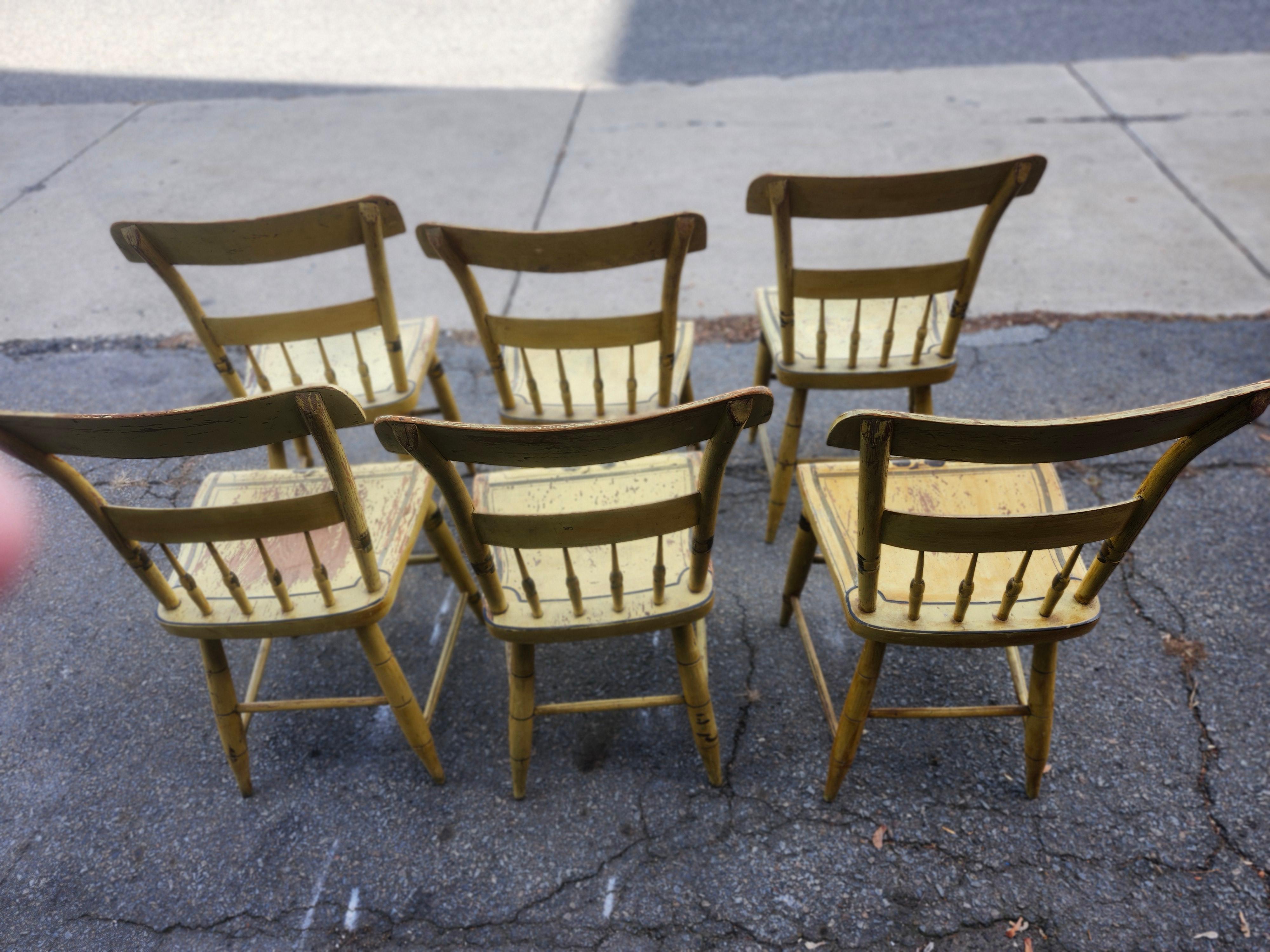 Milieu du XIXe siècle Ensemble de six chaises de salle à manger à dossier demi-fuselé datant de 1840 avec peinture jaune d'origine en vente