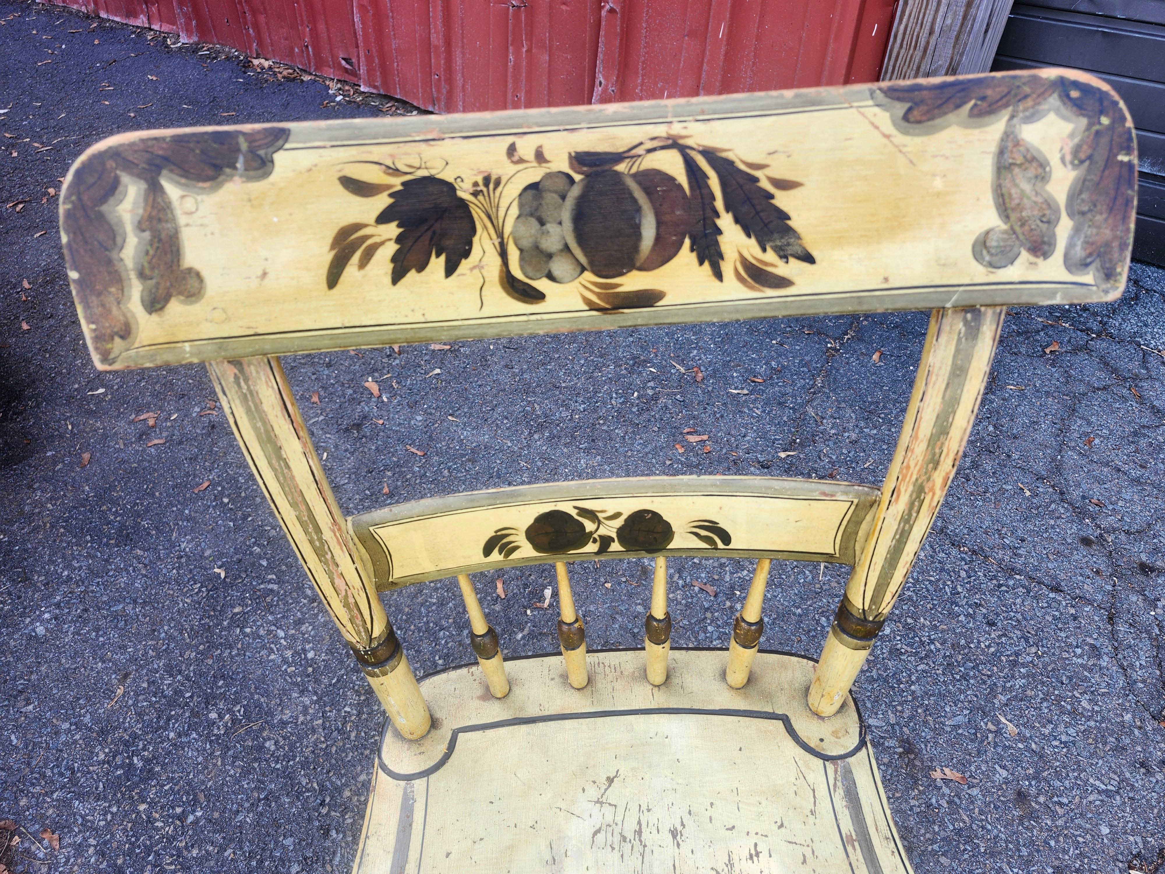 Bois de feuillus Ensemble de six chaises de salle à manger à dossier demi-fuselé datant de 1840 avec peinture jaune d'origine en vente