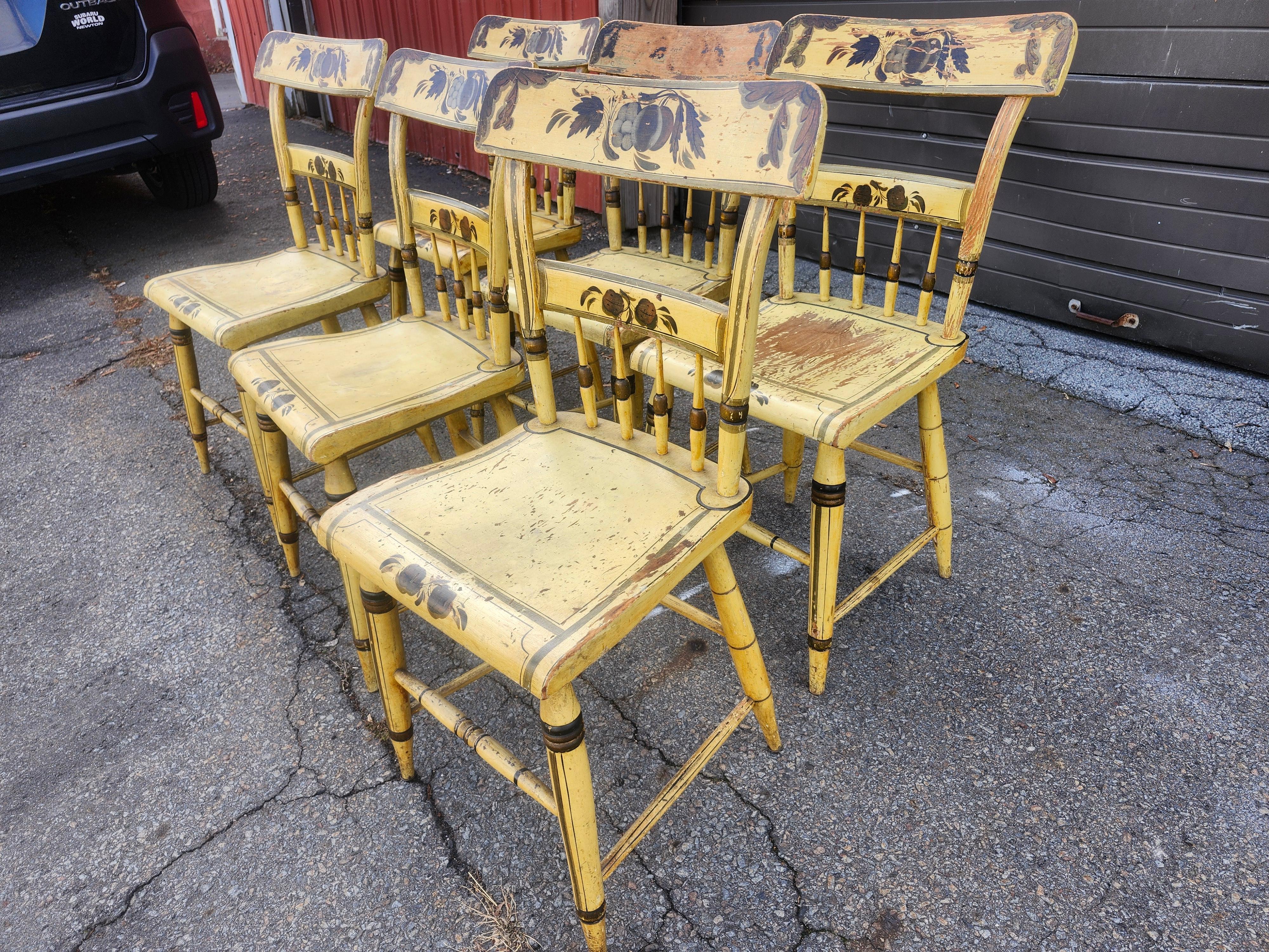 Ensemble de six chaises de salle à manger à dossier demi-fuselé datant de 1840 avec peinture jaune d'origine en vente 1