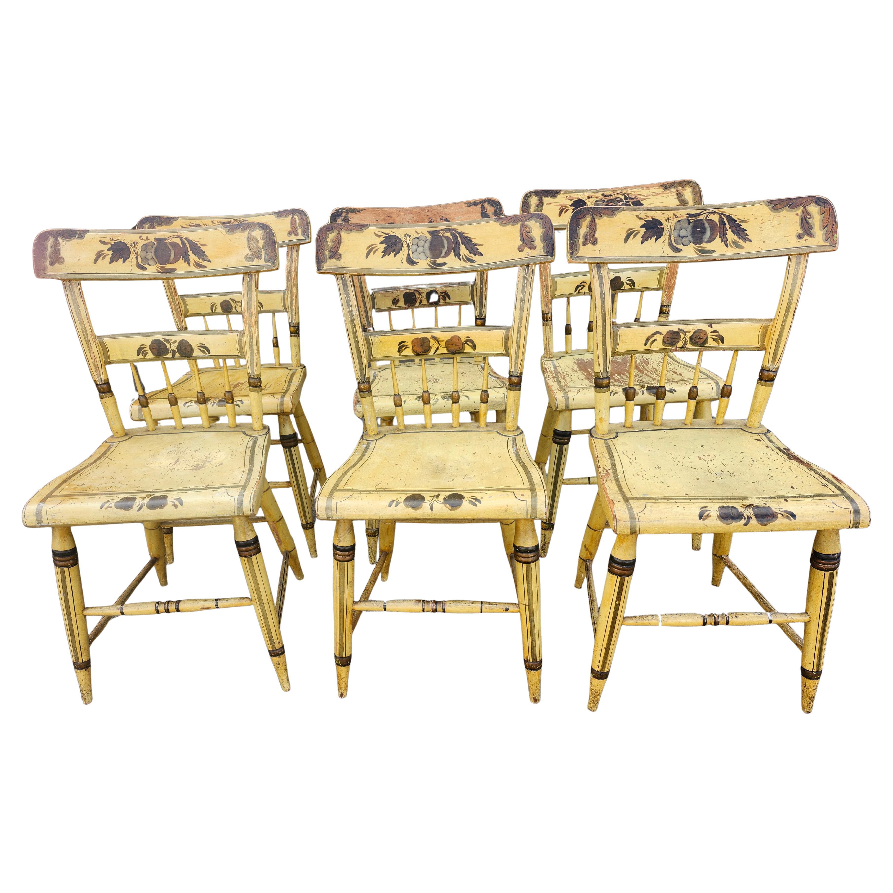Ensemble de six chaises de salle à manger à dossier demi-fuselé datant de 1840 avec peinture jaune d
origine en vente