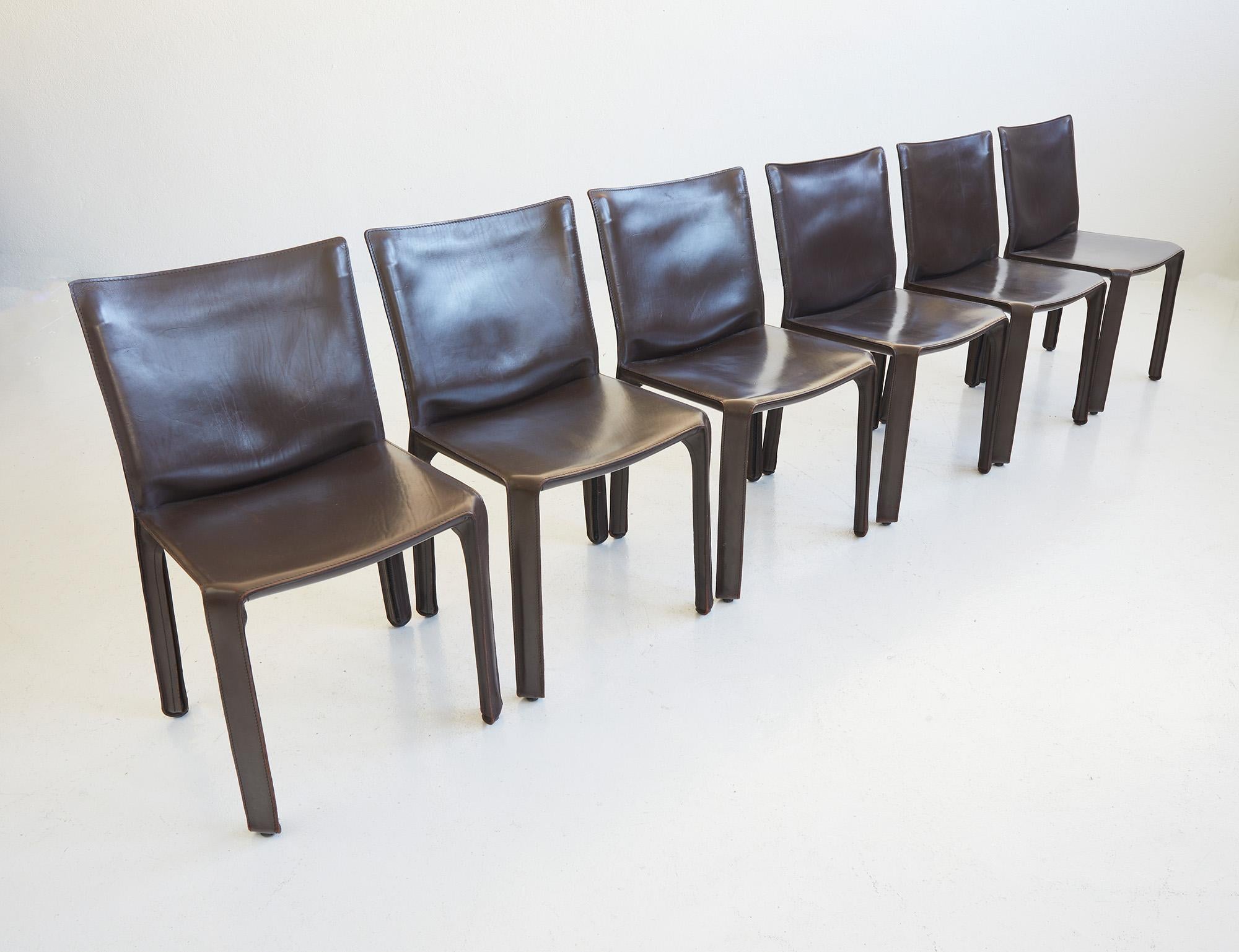 Vier CAB 412 Esstischstühle aus schokoladenfarbenem Leder von Mario Bellini, Cassina 1980.

Der elegante und zeitlose Stuhl CAB 412, der von Mario Bellini für Cassina entworfen wurde, ist ein Klassiker des italienischen Designs geworden.

Der CAB
