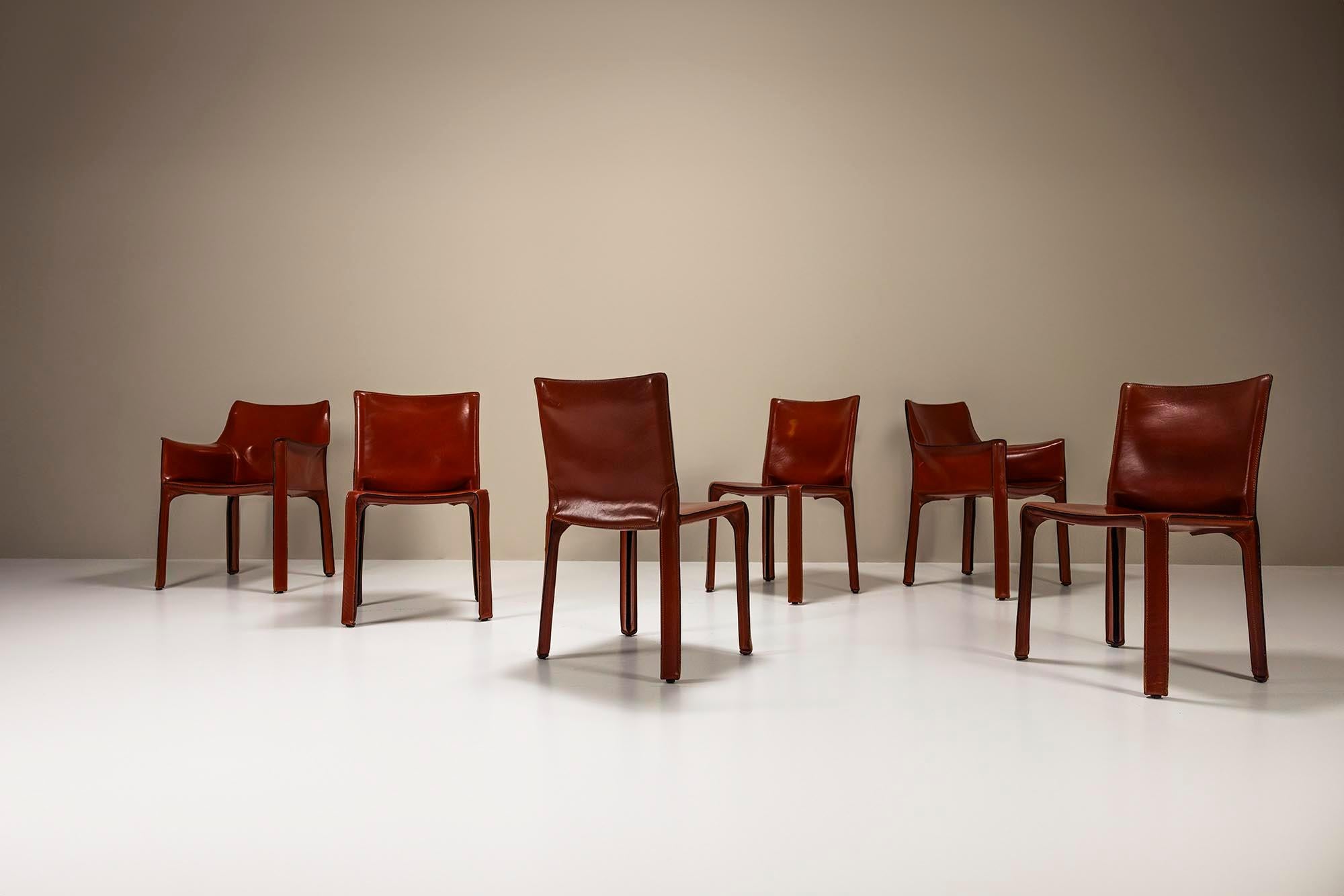 Die CAB-Stühle des italienischen Architekten und Designers Mario Bellini sind vor allem durch ihre Präsenz im MoMa in New York bekannt. Sein Design vermittelt eine Übung in Einfachheit, Handwerkskunst und Schönheit. Dieses Set besteht aus vier