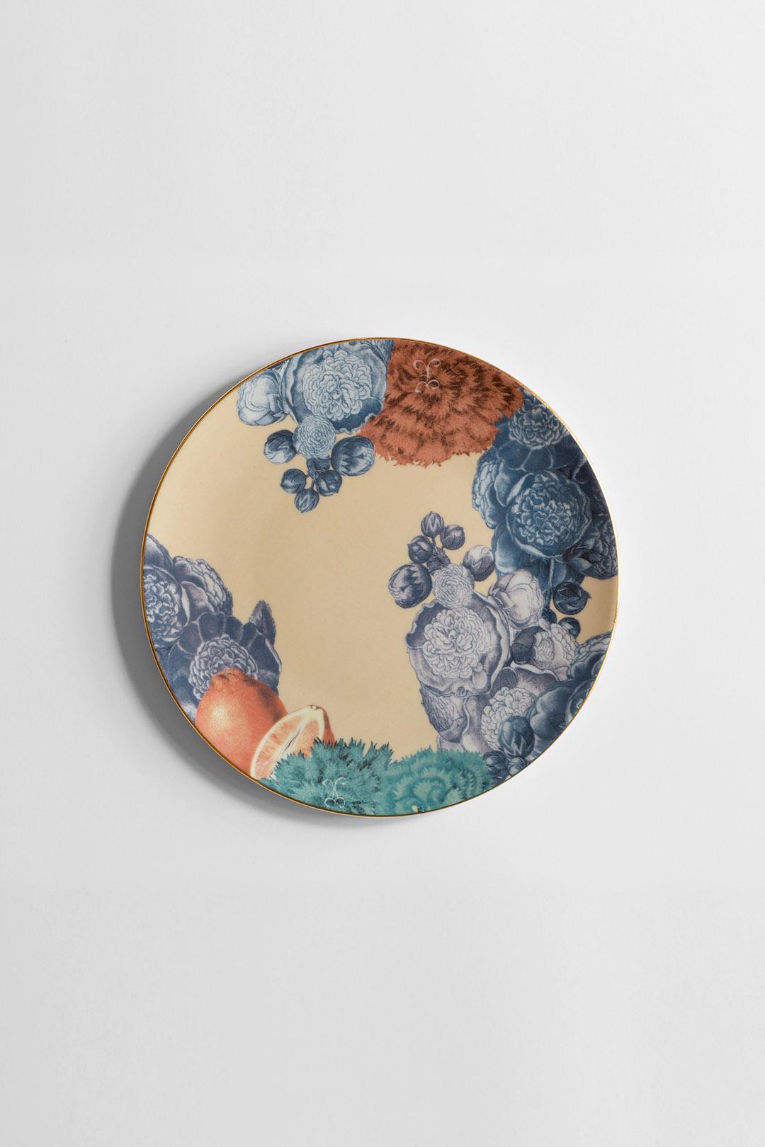 Handmade in Italy, designed by Vito Nesta. 

The set of 6 porcelain dinner plates represent beautiful images of flowers from Cairo

Measures: 21 cm diameter

Handmade in Italy.
 