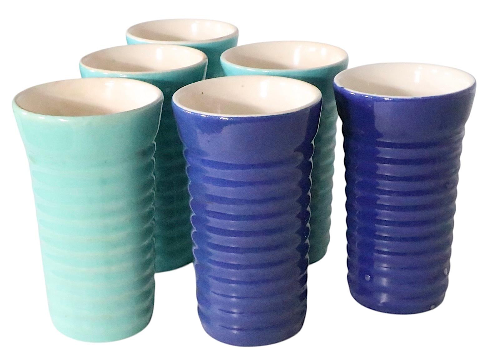 Rare ensemble de six verres à boire en poterie californienne, modèle Ring, par Bauer Pottery. Cet ensemble comprend trois gobelets de couleur turquoise claire, un gobelet de couleur turquoise moyenne et deux gobelets de couleur bleu foncé. Tous sont