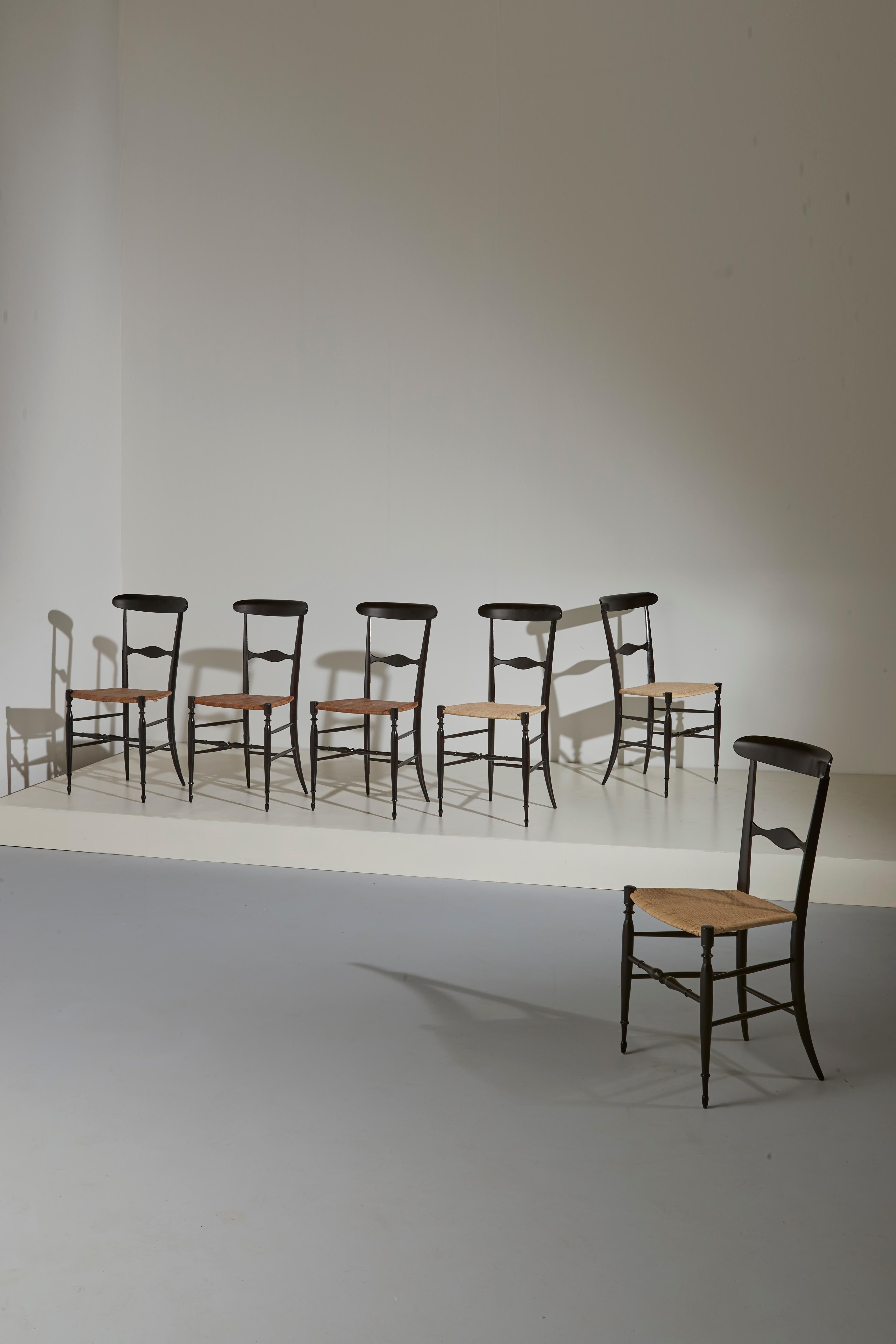 Un bellissimo set di sedie ''Chiavarine'' prodotto negli anni '50 da uno dei migliori ebanisti di Chiavari: Colombo Sanguineti. Realizzate in legno di ciliegio e canna intrecciata, pesano solo 1,700 kg ciascuna.

Probabilmente il modello più noto